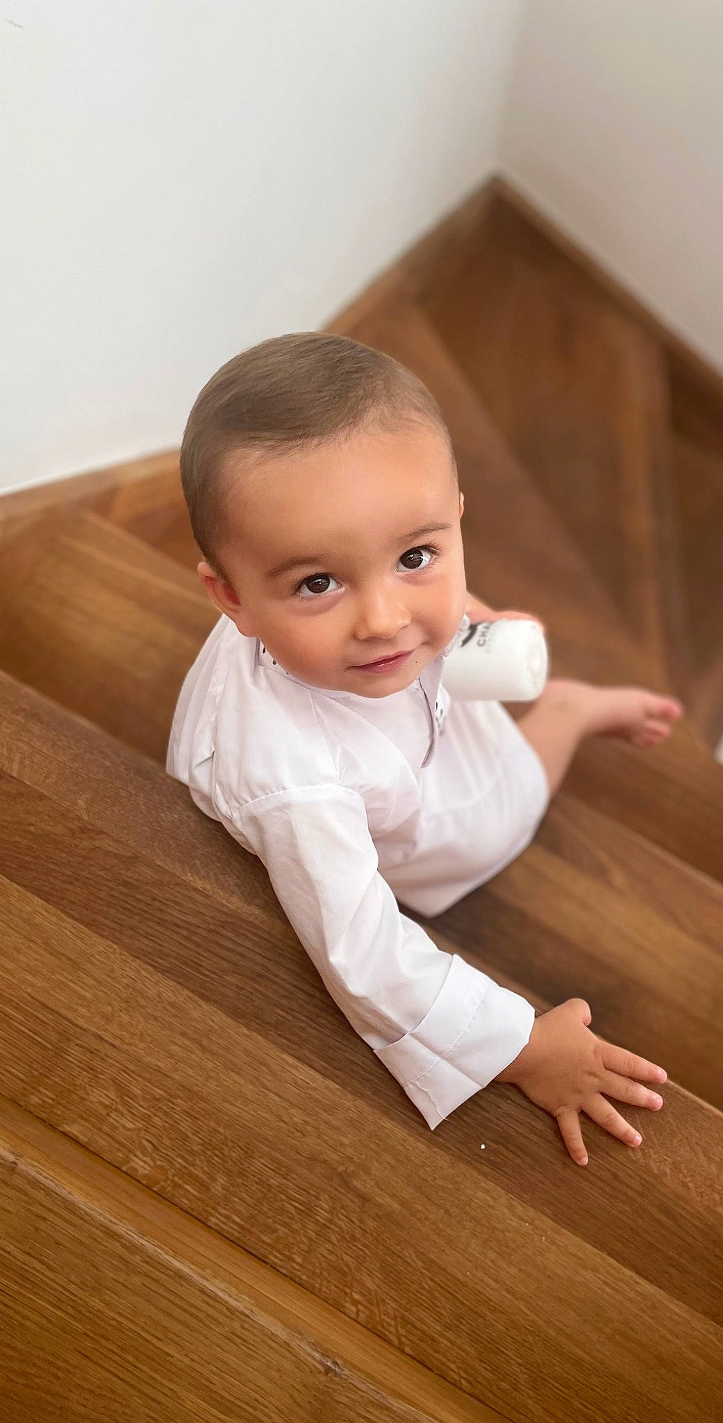 Lyam a rejoint le concours — aidez-le/la à gagner de superbes lots ! baby, baby_toddler_clothing, cheek, comfort, eye, floor, flooring, happy, hardwood, nose, person, skin, sleeve, smile, stairs, thumb, toddler, toy, varnish, wood