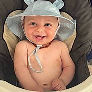 Timeo a rejoint le concours — aidez-le/la à gagner de superbes lots ! baby, smiling, hat, sun_hat, ears, cushion, seat, child, happy, cute, face, skin, mouth, teeth, eyes, hand, infant, portrait, indoor, chubby