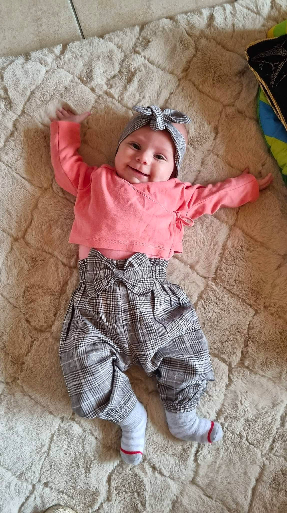 Emma a rejoint le concours — aidez-le/la à gagner de superbes lots ! arm, baby, baby_toddler_clothing, child, eye, face, finger, hand, happy, head, headwear, human_body, joy, leg, magenta, pattern, person, pink, skin, sleeve