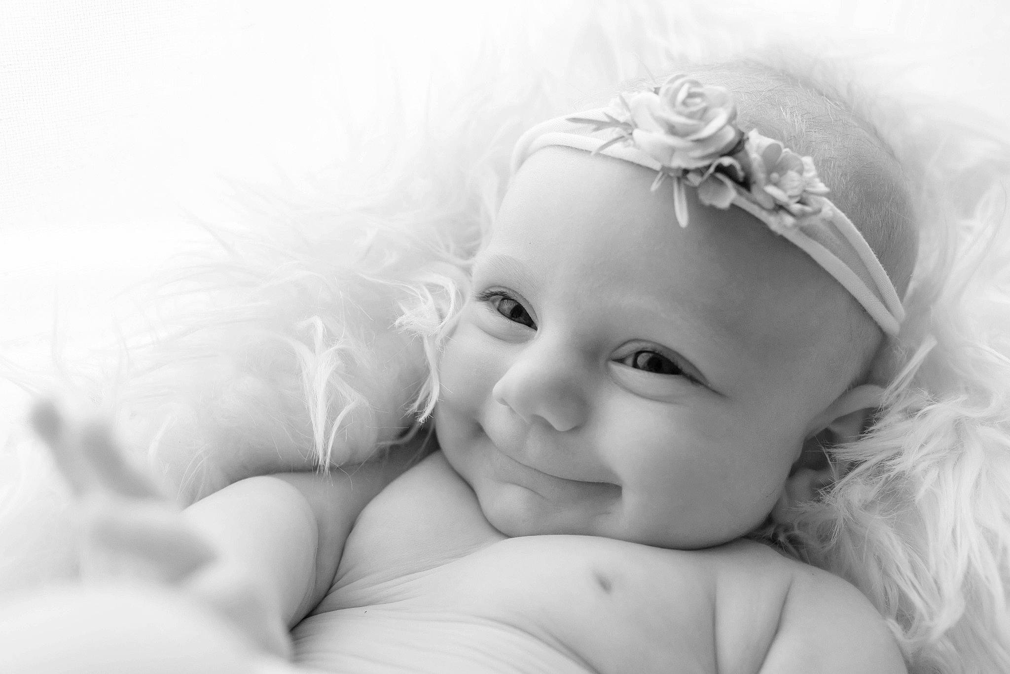 Emma a rejoint le concours — aidez-le/la à gagner de superbes lots ! baby, baby_toddler_clothing, comfort, eye, eyebrow, flash_photography, flower, happy, headband, headgear, headpiece, iris, joy, lip, person, petal, plant, skin, smile, style