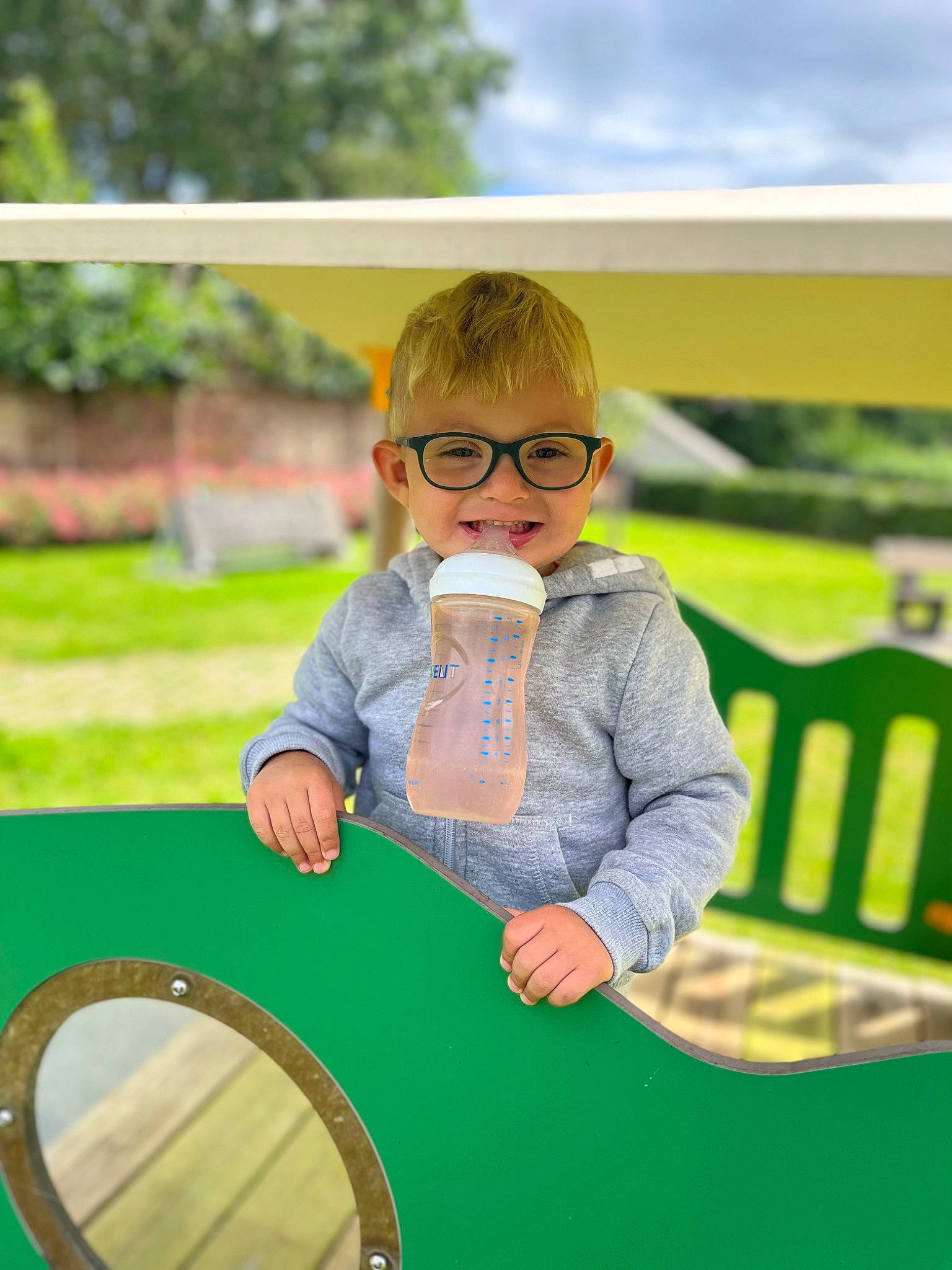 Mylhan a rejoint le concours — aidez-le/la à gagner de superbes lots ! chair, child, circle, cloud, eye, eyewear, fun, glass, grass, happy, joy, leisure, outdoor_play_equipment, person, recreation, sitting, sky, table, toddler, tree