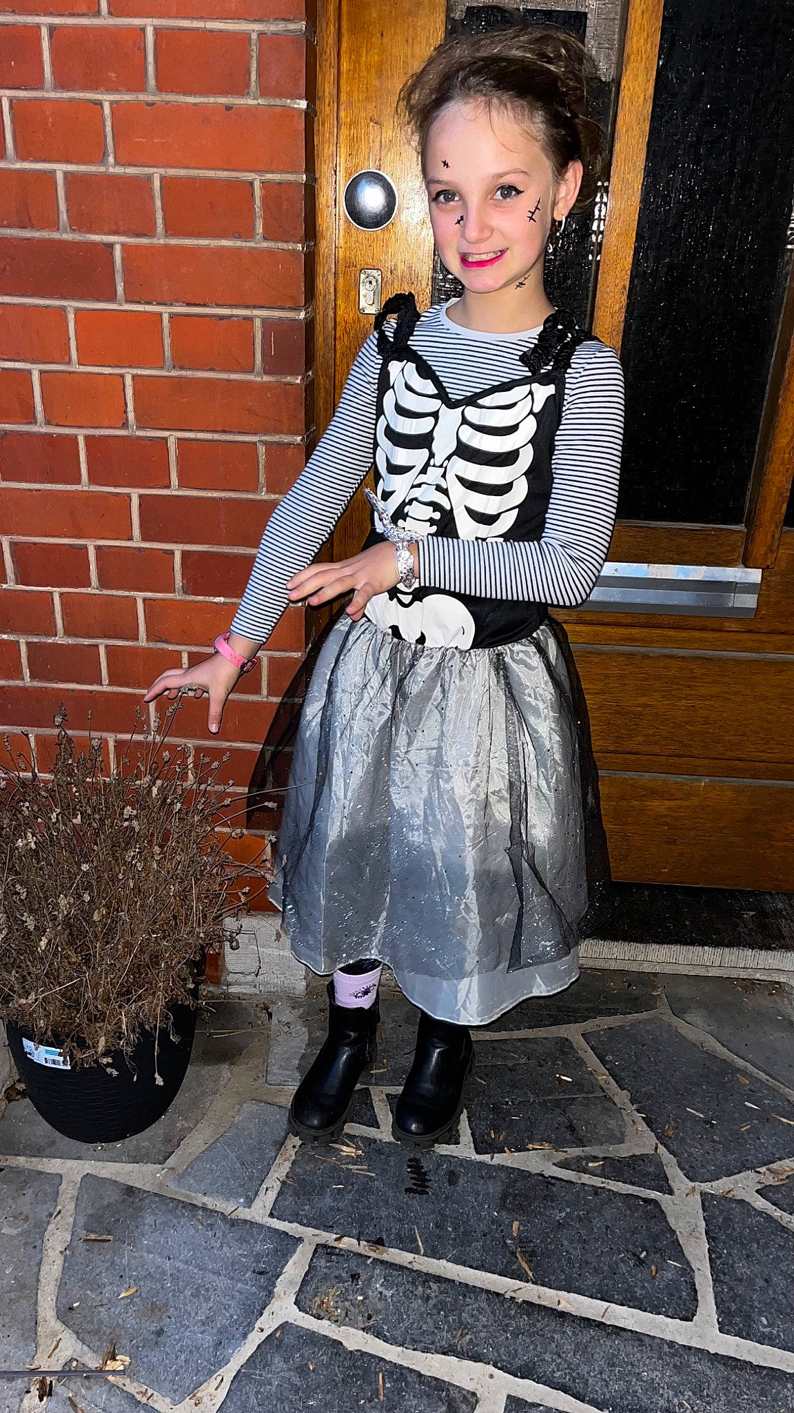 Keliyah a rejoint le concours — aidez-le/la à gagner de superbes lots ! day_dress, dress, eyewear, fashion_design, flash_photography, flowerpot, footwear, formal_wear, hair, houseplant, human_leg, joy, knee, one_piece_garment, person, plant, sleeve, smile, snapshot, style