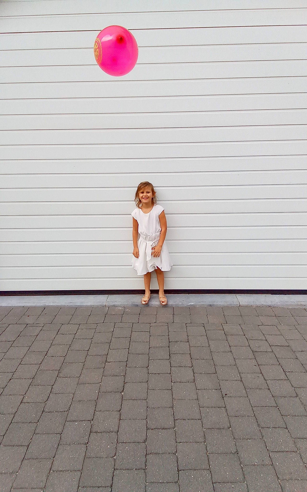 Loanah a rejoint le concours — aidez-le/la à gagner de superbes lots ! asphalt, balloon, composite_material, flash_photography, floor, flooring, fun, happy, human_leg, joy, leisure, magenta, party_supply, pattern, person, road_surface, shadow, standing, street, waist