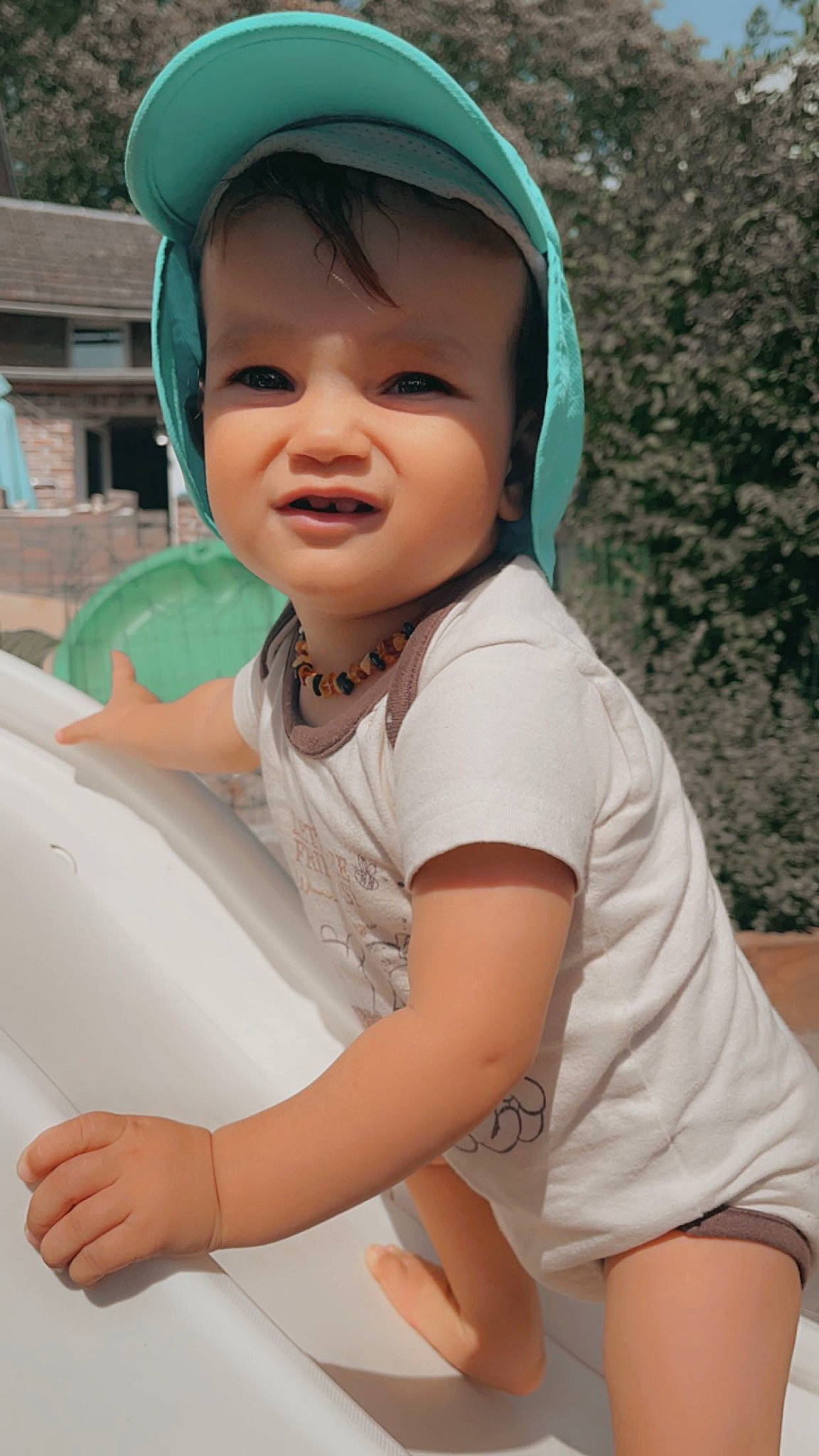 Nolan a rejoint le concours — aidez-le/la à gagner de superbes lots ! baby, baby_toddler_clothing, baseball_cap, cap, child, fashion_accessory, fun, grass, happy, headgear, leisure, people_in_nature, person, play, recreation, sleeve, smile, summer, t_shirt, toddler