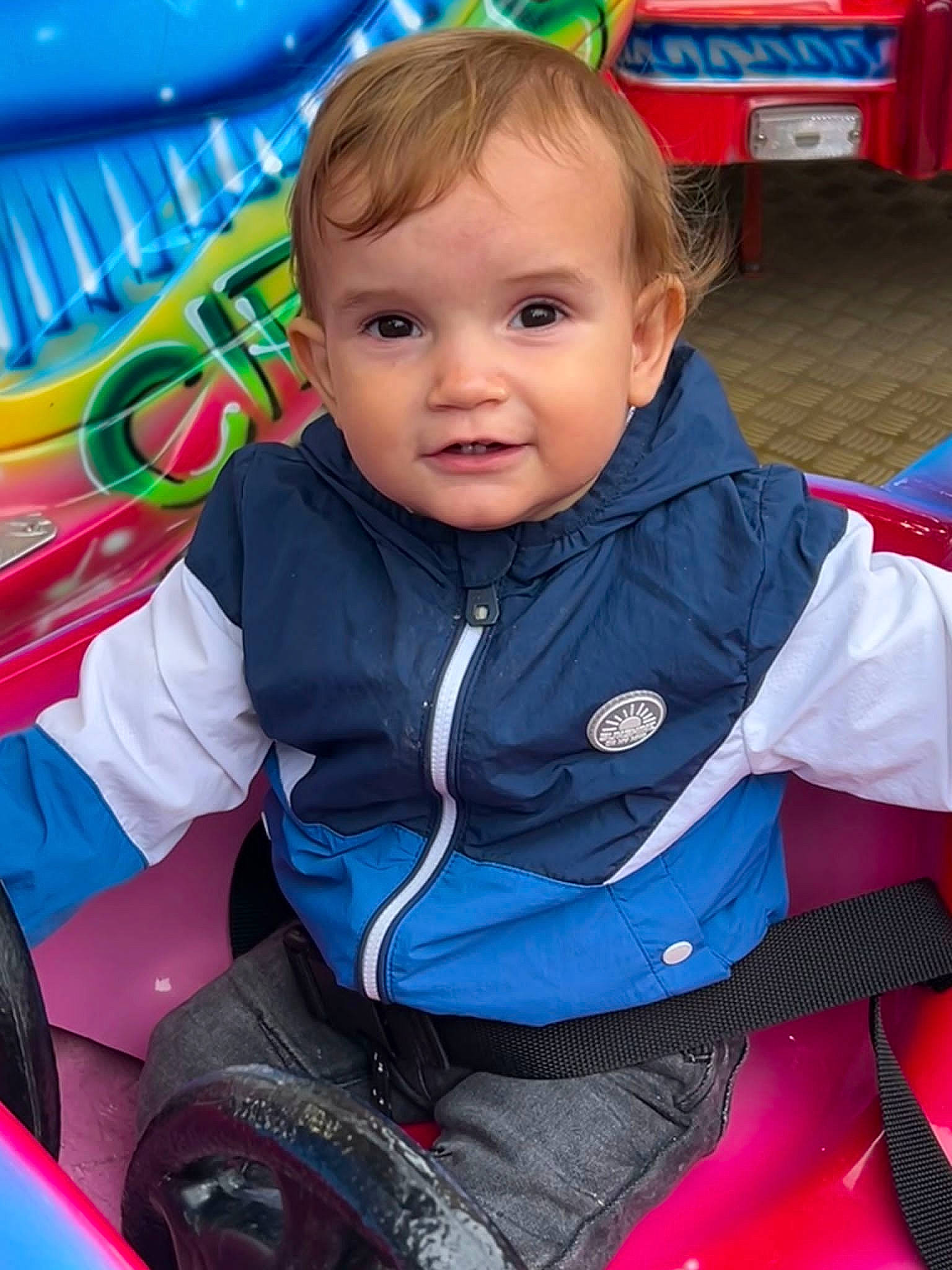 Nolan a rejoint le concours — aidez-le/la à gagner de superbes lots ! baby, baby_carriage, baby_products, baby_toddler_clothing, blue, child, city, electric_blue, fun, grass, leisure, organ, person, plant, recreation, sitting, snapshot, tire, toddler, tree