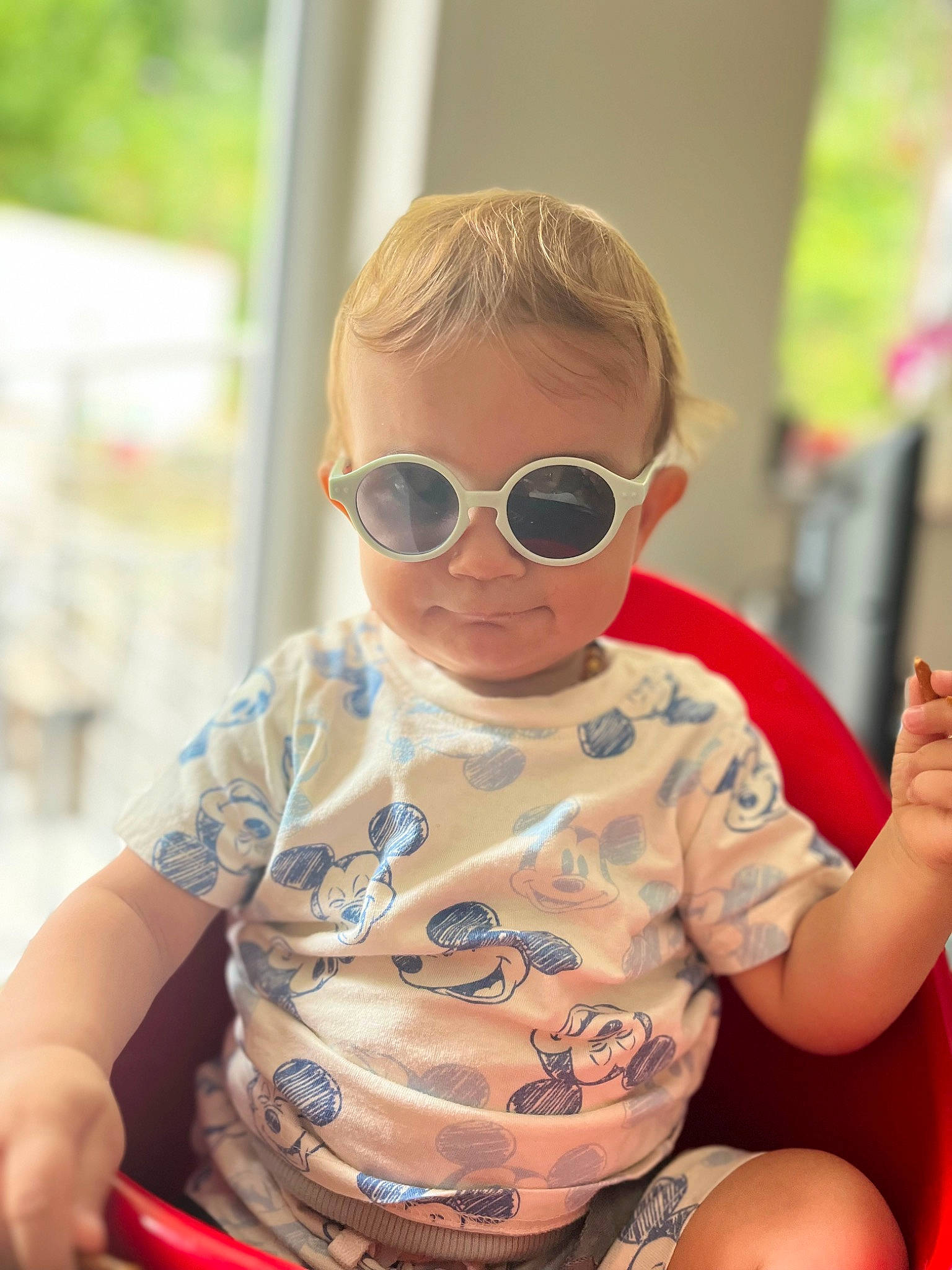 Nolan a rejoint le concours — aidez-le/la à gagner de superbes lots ! baby, baby_toddler_clothing, blond, child, eyewear, fun, glasses, goggles, happy, person, personal_protective_equipment, sitting, skin, sleeve, summer, sunglasses, t_shirt, thigh, toddler, vacation