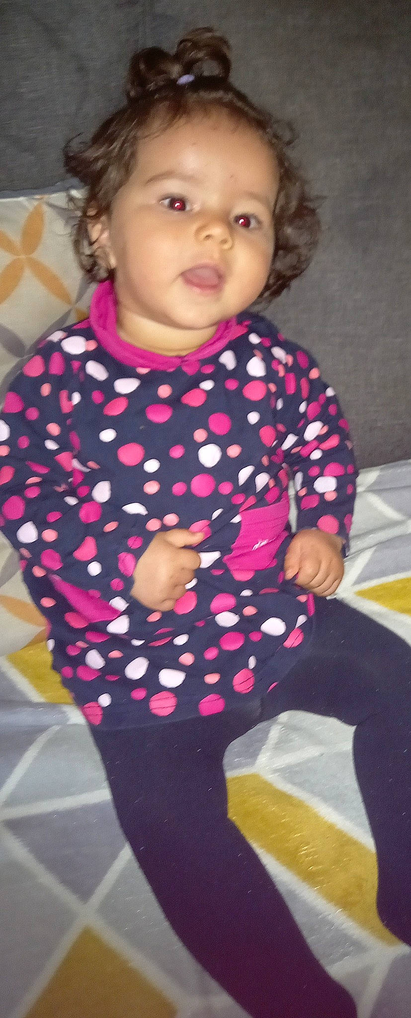 Melyna a rejoint le concours — aidez-le/la à gagner de superbes lots ! baby_toddler_clothing, black, cheek, child, entertainment, eyelash, face, fun, gesture, magenta, pattern, performing_arts, person, pink, skin, sleeve, standing, textile, toddler, white