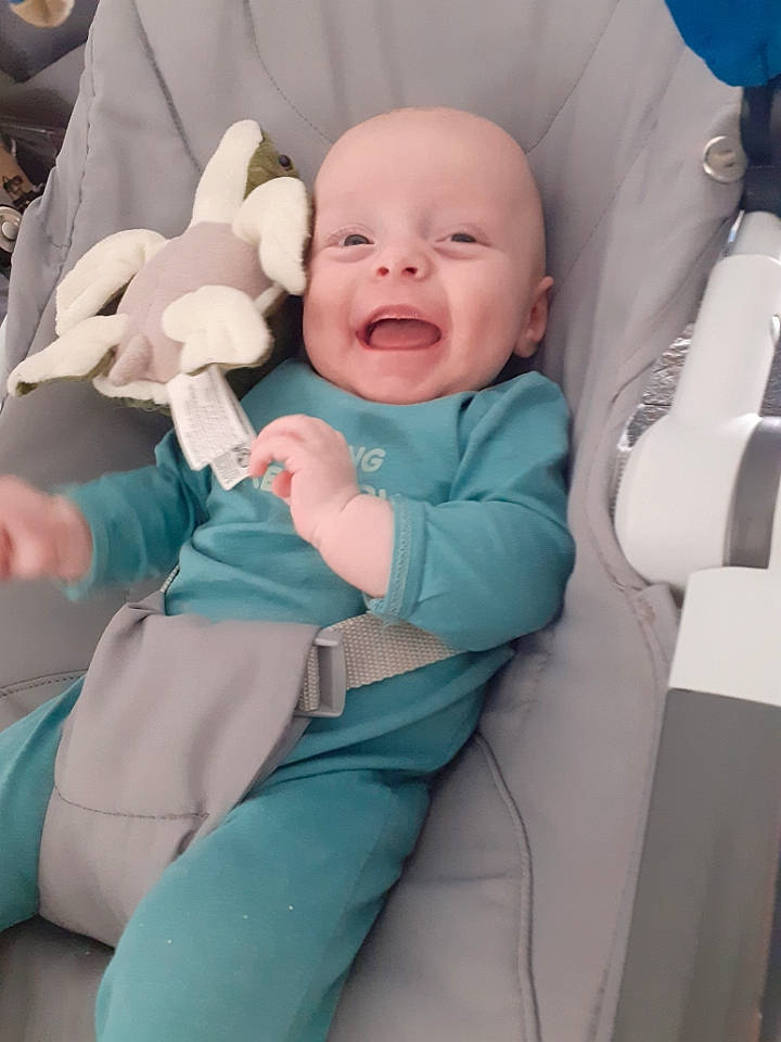 Carlos participe au concours pour gagner de l'argent avec cette photo : baby, baby_in_car_seat, baby_products, baby_safety, baby_toddler_clothing, car_seat, cheek, child, comfort, event, finger, gesture, happy, health_care, person, seat_belt, service, sitting, smile, thumb