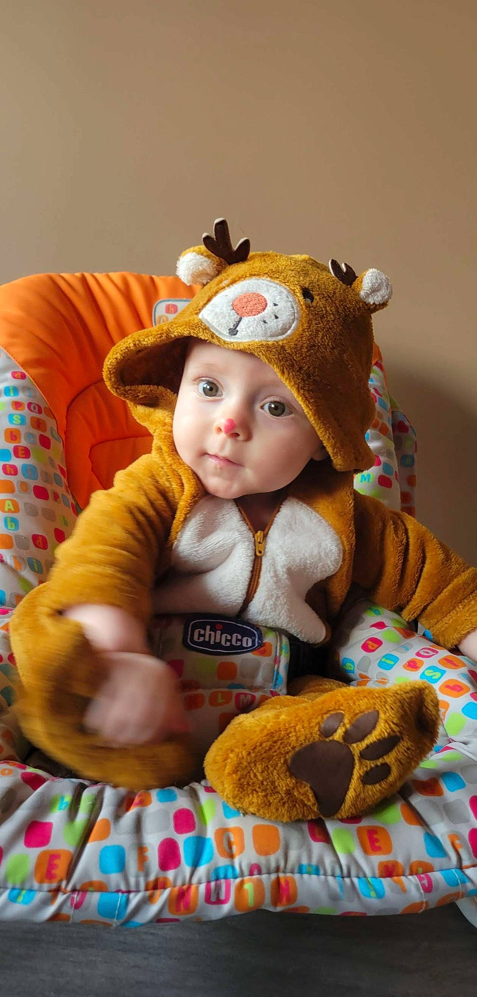 Carlos participe au concours pour gagner de l'argent avec cette photo : baby_toddler_clothing, baby_toys, cap, cheek, child, costume_hat, doll, fashion_accessory, fawn, fur, headwear, orange, pattern, person, plush, room, sleeve, stuffed_toy, textile, toddler