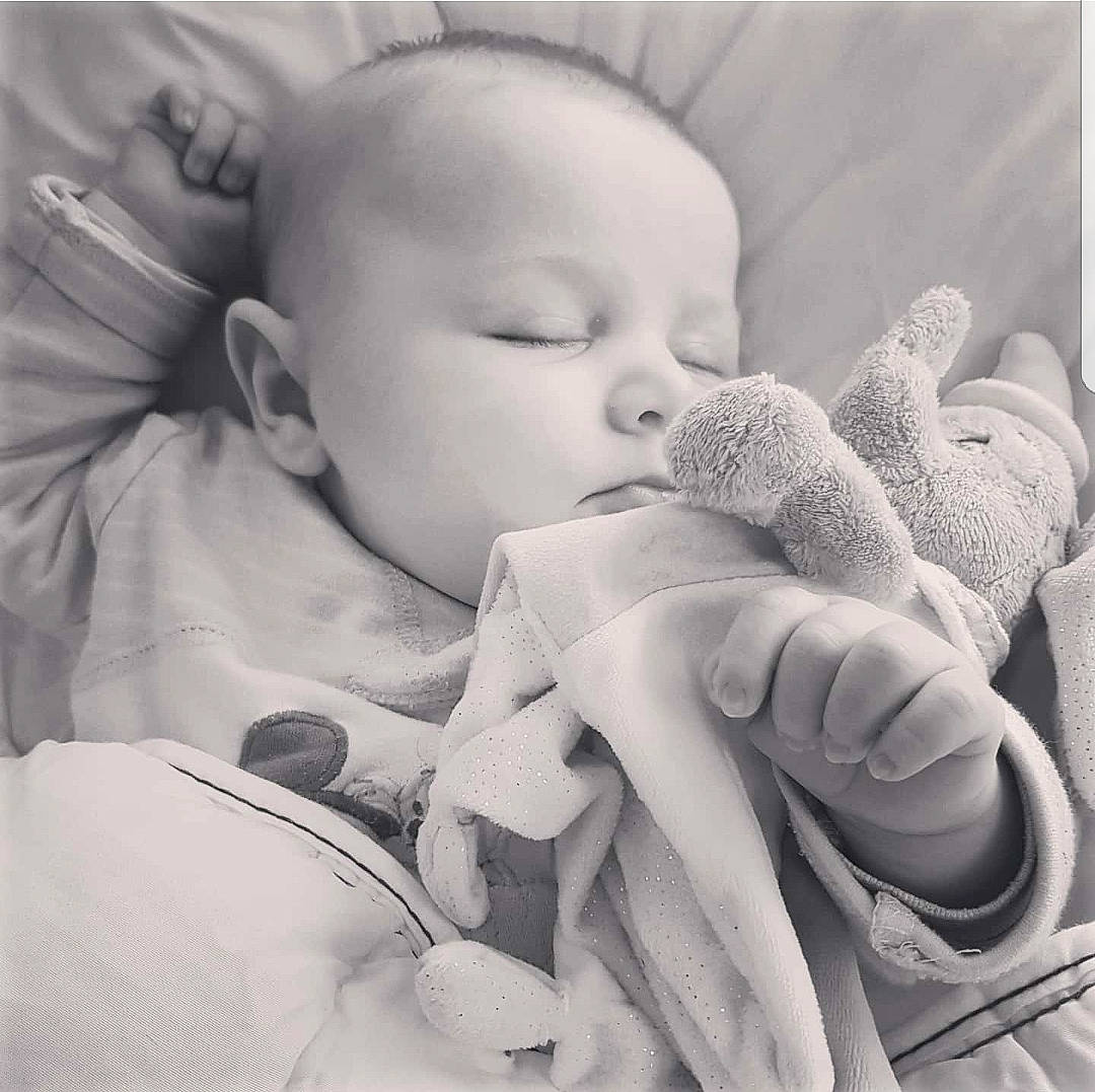 Nathan participe au concours pour gagner de l'argent avec cette photo : baby, baby_products, baby_sleeping, bedtime, birth, black_and_white, cheek, child, eye, finger, hand, lip, monochrome, nose, person, photograph, photography, product, sleep, stock_photography