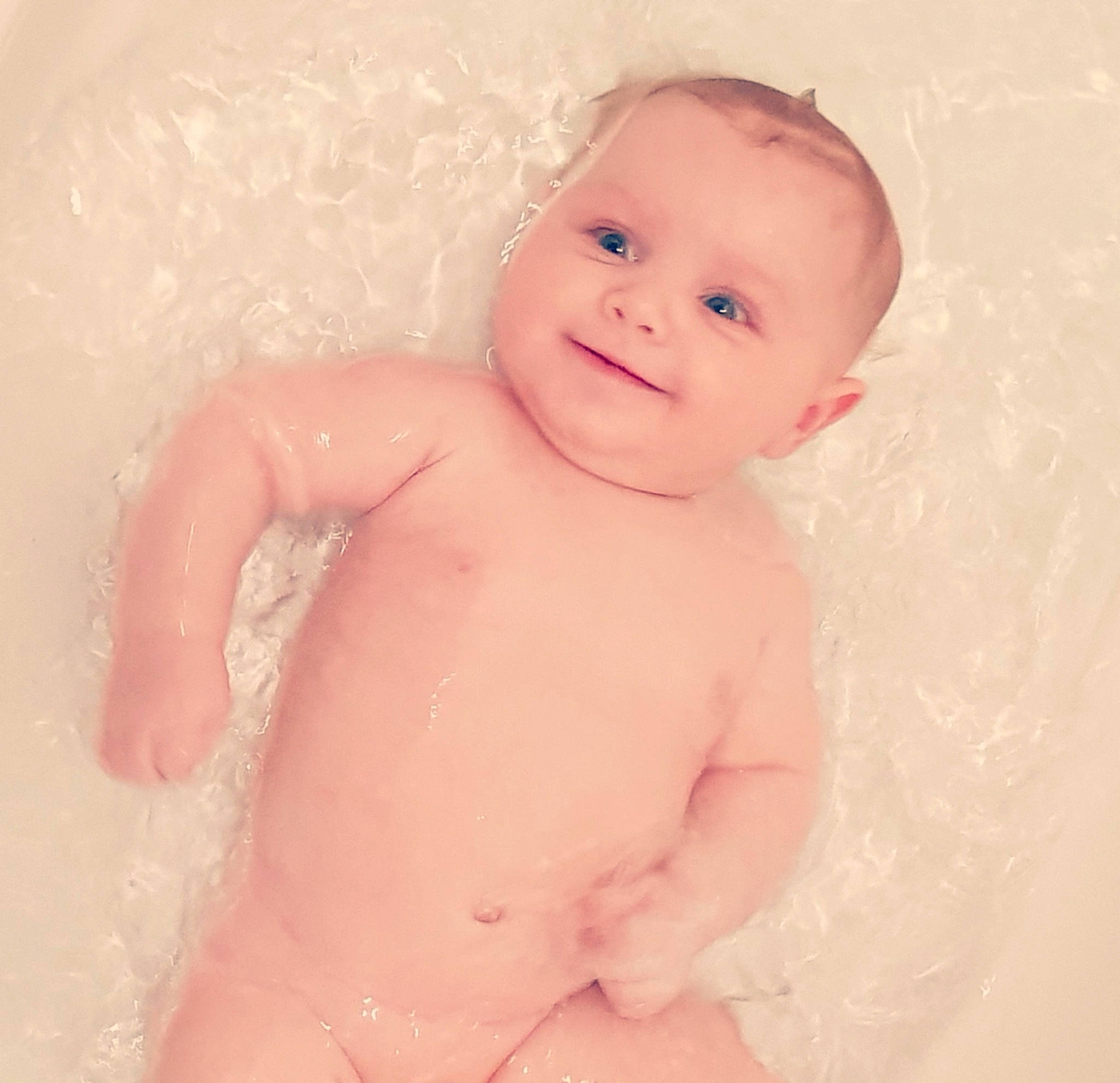 Nathan participe au concours pour gagner de l'argent avec cette photo : baby, baby_bathing, bathing, bathtub, cheek, child, eye, face, head, joy, lip, person, pink, skin, smile, stomach, toddler