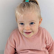 Lia a rejoint le concours — aidez-le/la à gagner de superbes lots ! toddler, child, smiling, blue_eyes, pink_clothing, hair_tie, pony_tail, sitting, indoor, white_wall, cute, happy, face, young_child, portrait, casual, cozy, innocence, person, clothing