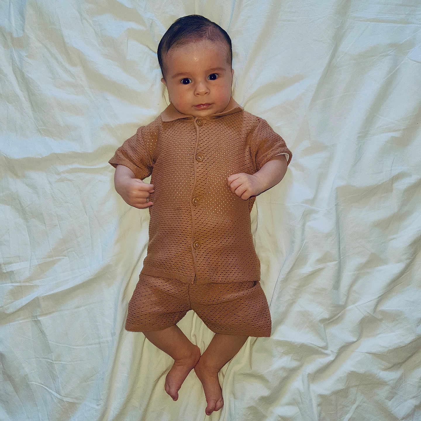 Télio participe au concours pour gagner de l'argent avec cette photo : baby, bed, brown_outfit, button_up, child, clothing, cute, face, feet, hands, indoor, infant, looking_at_camera, lying_down, portrait, shorts, skin, white_sheet, wrinkles, young