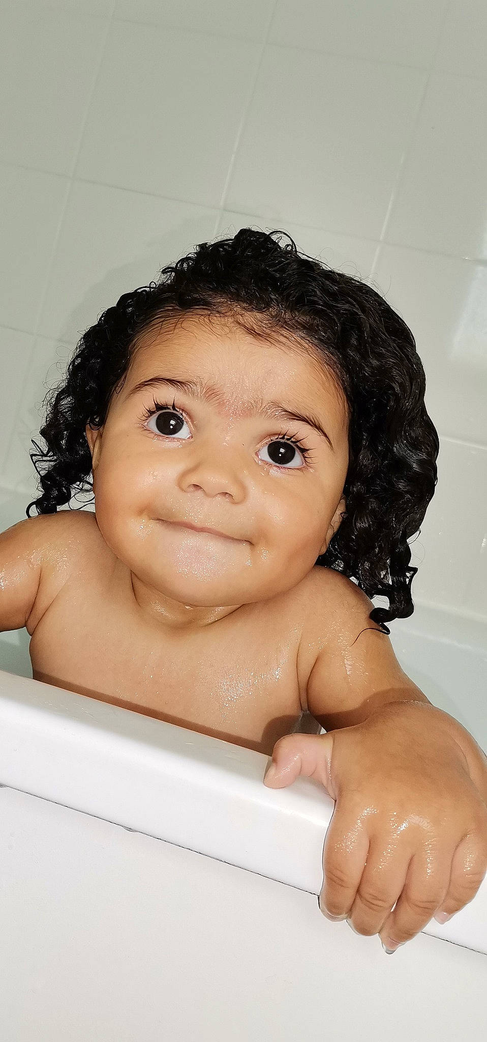 Syana participe au concours pour gagner de l'argent avec cette photo : baby, baby_bathing, bathing, bathtub, black_hair, cheek, child, chin, eyebrow, face, forehead, hair, head, joy, lip, nose, person, skin, smile, toddler
