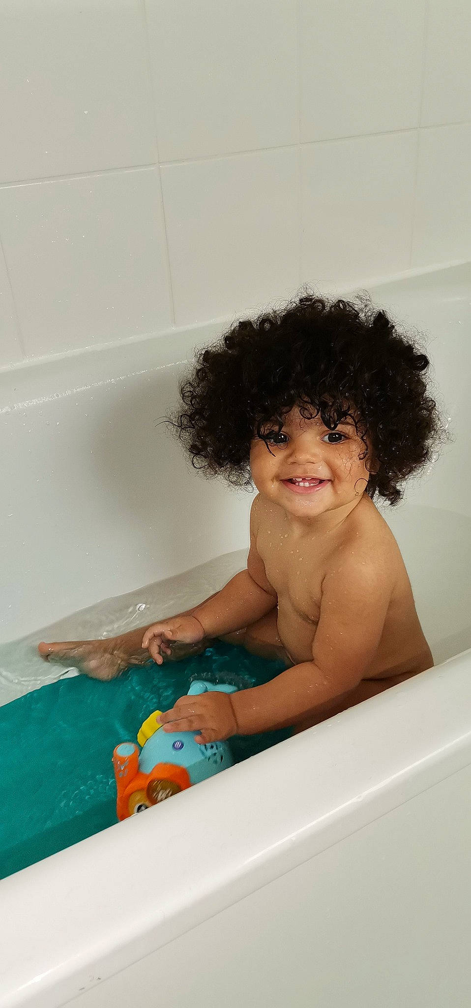 Syana a rejoint le concours — aidez-le/la à gagner de superbes lots ! baby_bathing, bathing, bathtub, child, hair, joy, person, plumbing_fixture, room, toddler, washing