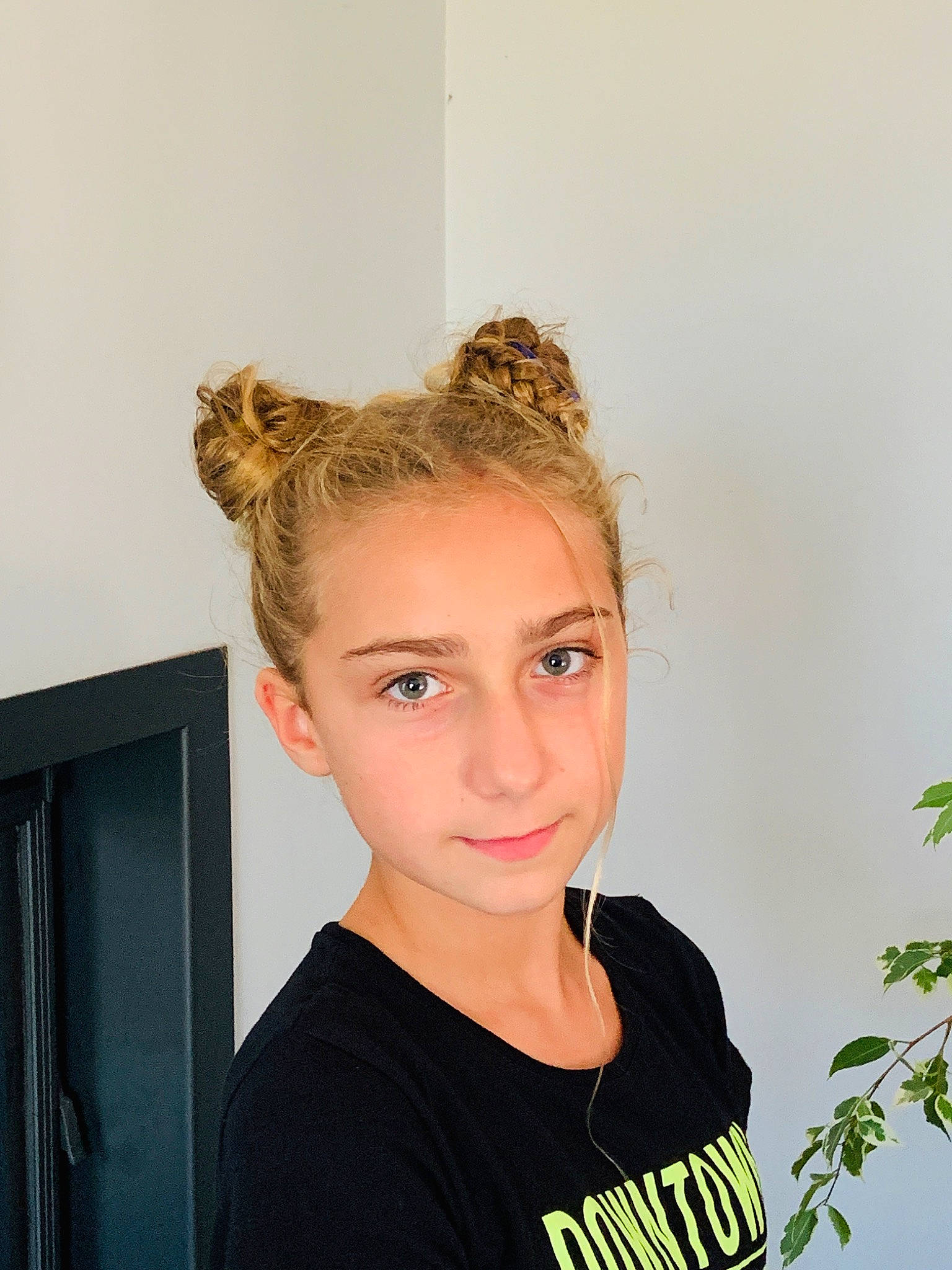 Lexy participe au concours pour gagner de l'argent avec cette photo : blond, brown_hair, bun, chin, ear, eyebrow, face, forehead, hair, hair_coloring, hairstyle, head, jaw, lip, long_hair, person