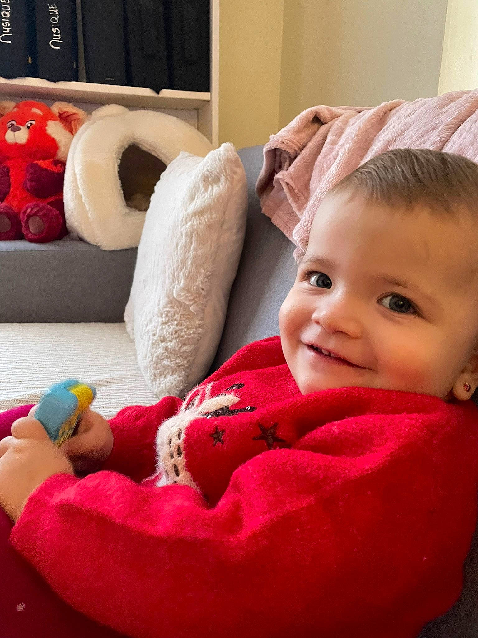 Lilie participe au concours pour gagner de l'argent avec cette photo : baby, baby_toddler_clothing, carmine, child, comfort, couch, flooring, fun, happy, joy, lap, magenta, mammal, organ, person, red, room, sitting, skin, smile