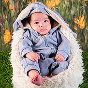 Issa participe au concours pour gagner de l'argent avec cette photo : baby, infant, bunny_ears, blue_clothing, cozy, fluffy, nest, grass, yellow_flowers, background, cute, portrait, child, face, hands, feet, soft_texture, outdoor_style, sitting, curious
