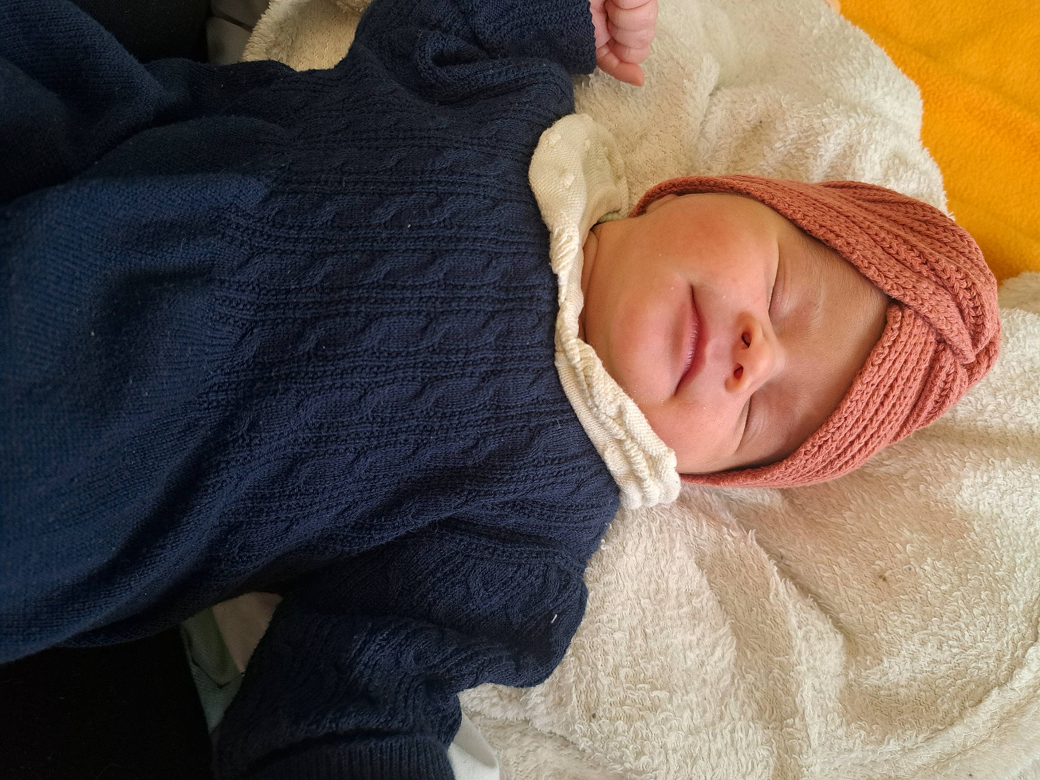 Arya a rejoint le concours — aidez-le/la à gagner de superbes lots ! baby, baby_sleeping, baby_toddler_clothing, bedtime, blanket, carmine, cheek, child, comfort, fur, headwear, linens, nap, person, room, sitting, sleep, sleeve, toddler, towel