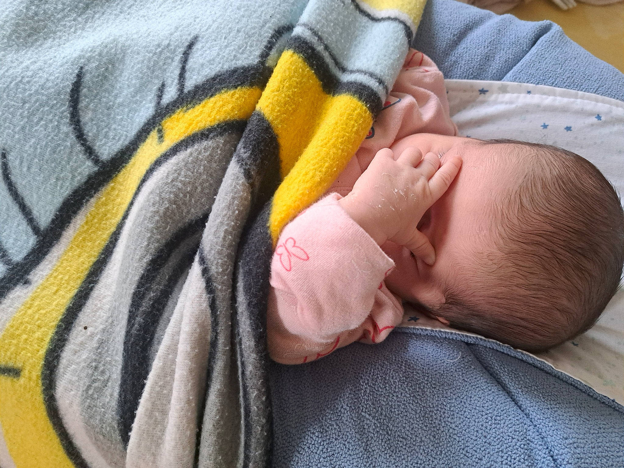 Arya a rejoint le concours — aidez-le/la à gagner de superbes lots ! baby, baby_products, baby_sleeping, baby_toddler_clothing, bedtime, cheek, child, close_up, comfort, eye, hand, head, linens, nail, nap, nose, person, skin, textile, thumb