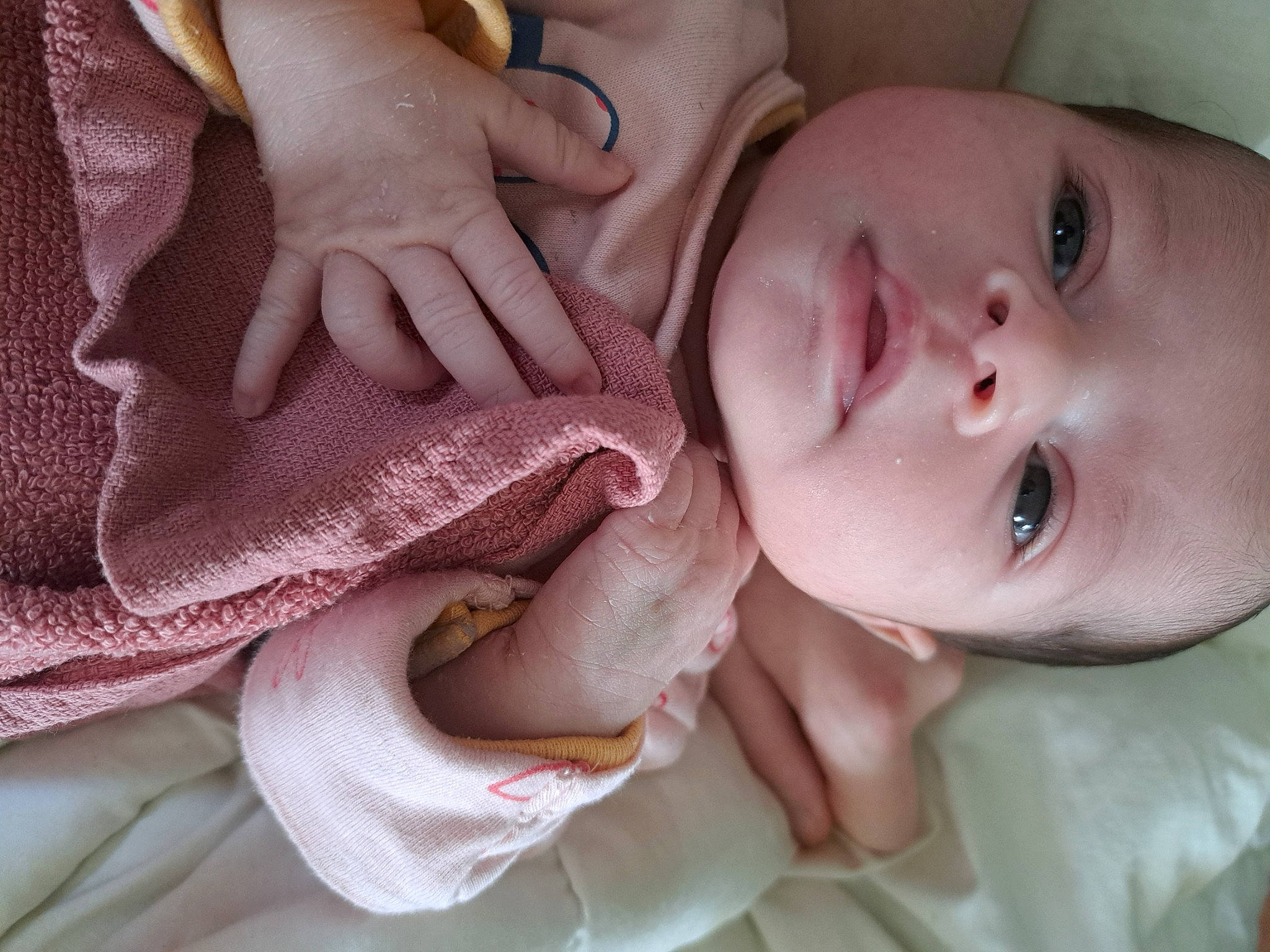 Arya a rejoint le concours — aidez-le/la à gagner de superbes lots ! baby, baby_toddler_clothing, cheek, chin, ear, eyebrow, eyelash, facial_expression, finger, gesture, hand, iris, lip, mouth, nail, nose, person, pink, skin, thumb