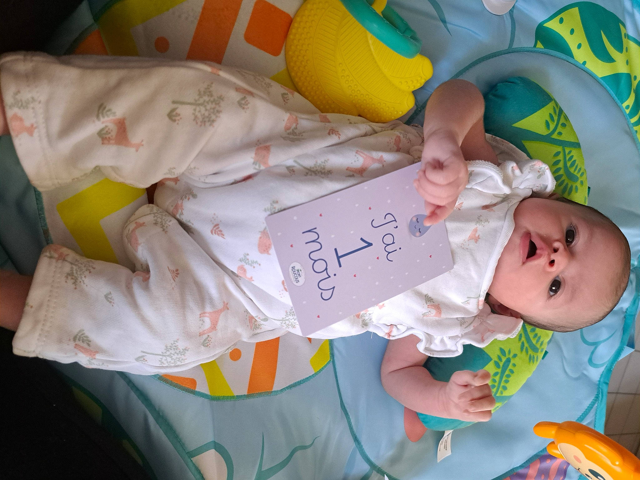 Arya participe au concours pour gagner de l'argent avec cette photo : baby, baby_products, baby_toddler_clothing, child, fun, hand, handwriting, happy, hat, person, product, room, toddler, yellow