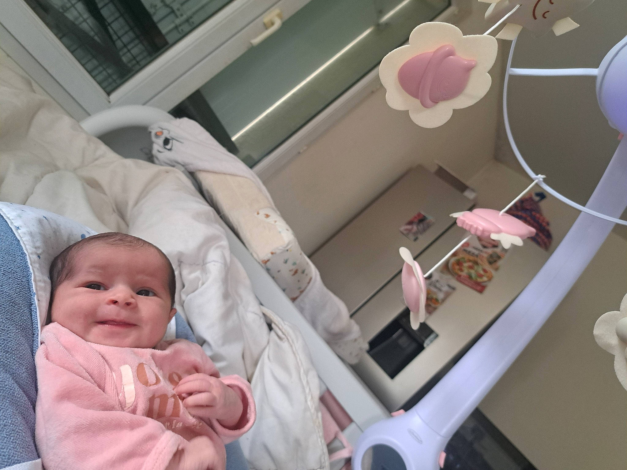 Arya a rejoint le concours — aidez-le/la à gagner de superbes lots ! baby, baby_products, baby_safety, baby_toddler_clothing, child, comfort, event, flower, health_care, infant_bed, linens, magenta, party_supply, person, pink, room, service, smile, textile, toddler