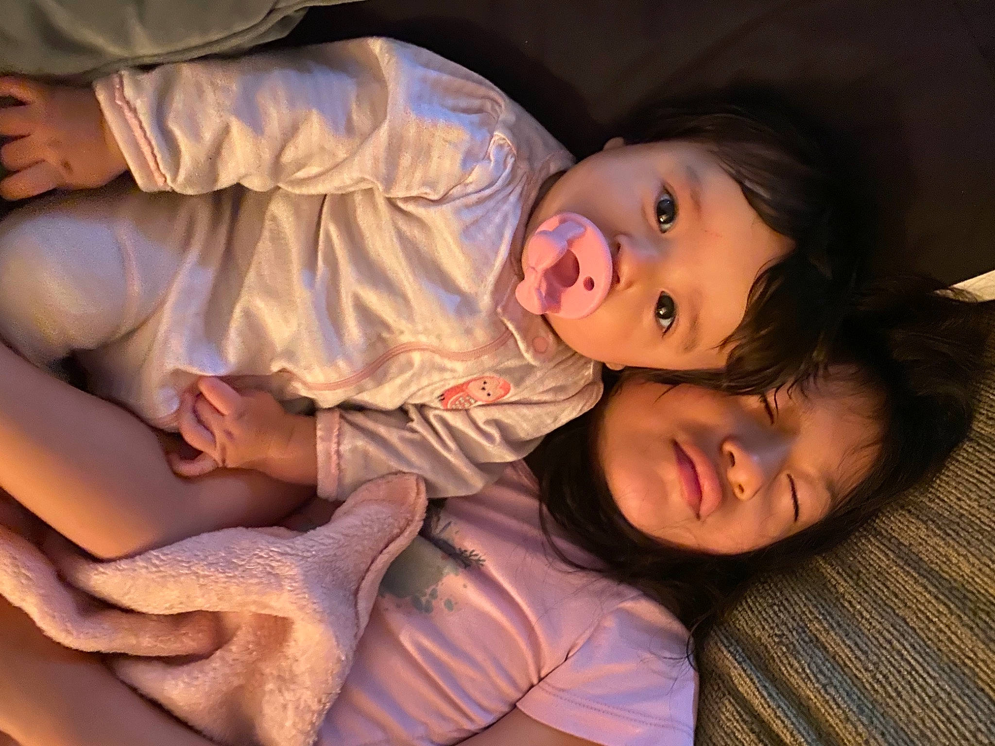 Elisa is registered to the contest to win money with this photo: child, comfort, elbow, flash_photography, fun, gesture, hand, happy, human_body, human_leg, long_hair, mouth, nose, person, sitting, skin, textile, thigh, tree, vertebrate