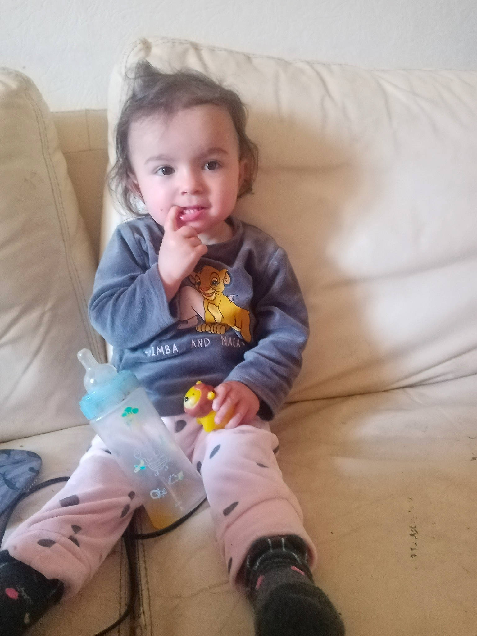 Katalya a rejoint le concours — aidez-le/la à gagner de superbes lots ! baby, baby_toddler_clothing, cheek, clothing, comfort, couch, eye, face, facial_expression, hair, head, knee, lap, leg, person, shoe, skin, sleeve, sneakers, toddler