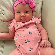 Délina a rejoint le concours — aidez-le/la à gagner de superbes lots ! baby, infant, pink_bow, onesie, minnie_mouse, headband, cute, chubby_cheeks, couch, indoor, portrait, child, smiling, clothing, person, closeup, soft_lighting, relaxed, young, adorable