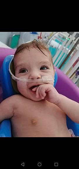 Menzo participe au concours pour gagner de l'argent avec cette photo : arm, baby, cheek, chin, ear, eye, eyebrow, eyelash, face, facial_expression, forehead, hair, head, human_body, lip, mouth, muscle, nose, person, skin