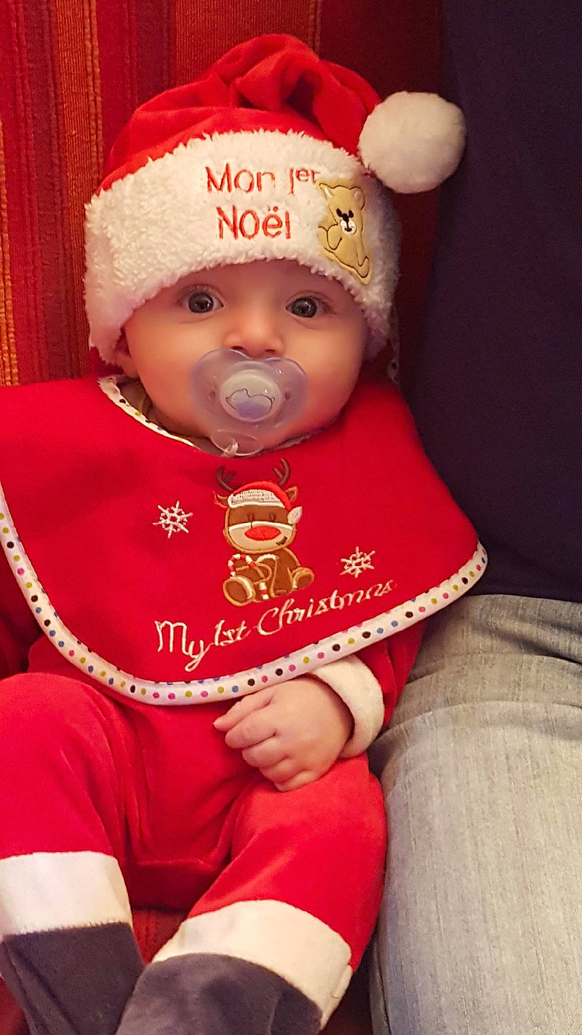 Léandro participe au concours pour gagner de l'argent avec cette photo : baby, baby_toddler_clothing, cap, cheek, christmas, costume_hat, event, happy, head, headgear, headwear, holiday, knit_cap, lip, person, pink, red, santa_claus, skin, sleeve