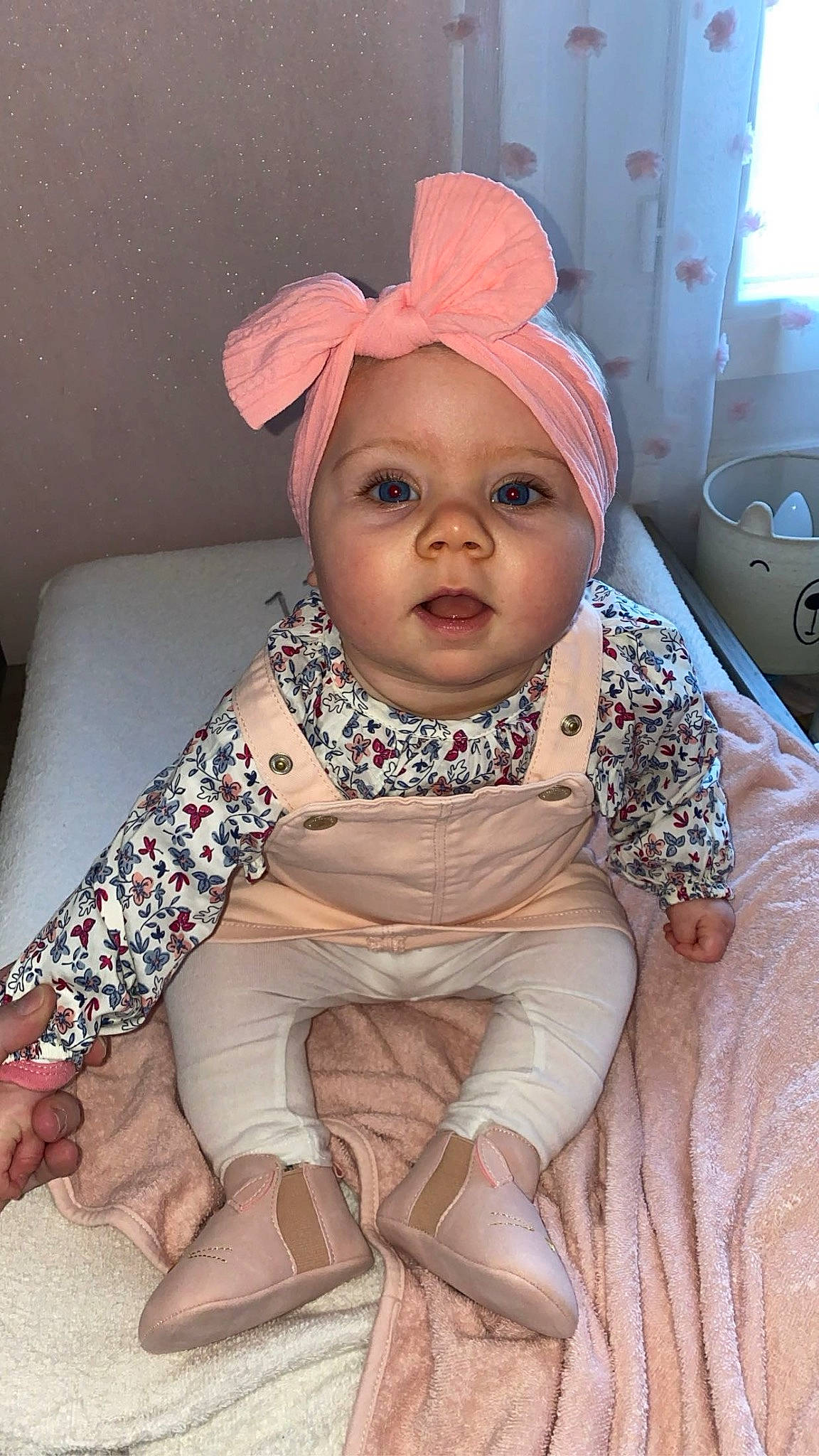 Kessy a rejoint le concours — aidez-le/la à gagner de superbes lots ! arm, baby, baby_toddler_clothing, cheek, chin, comfort, eye, face, fashion_accessory, flooring, happy, head, headgear, headwear, lip, person, pink, skin, sleeve, textile