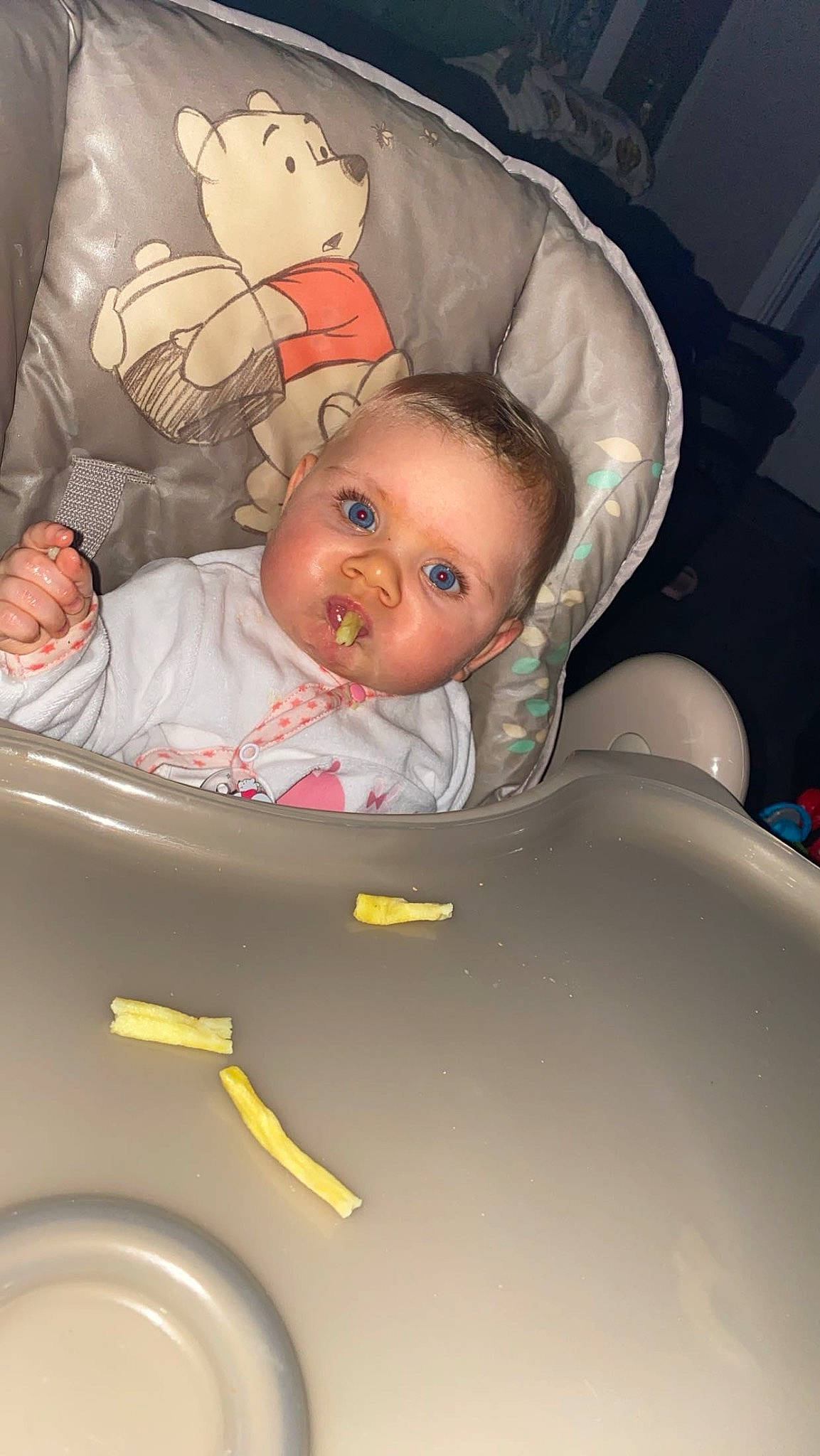 Kessy a rejoint le concours — aidez-le/la à gagner de superbes lots ! auto_part, automotive_design, baby, baby_products, baby_toddler_clothing, cheek, child, comfort, facial_expression, fender, fun, iris, motor_vehicle, person, plastic, product, room, sitting, skin, toddler