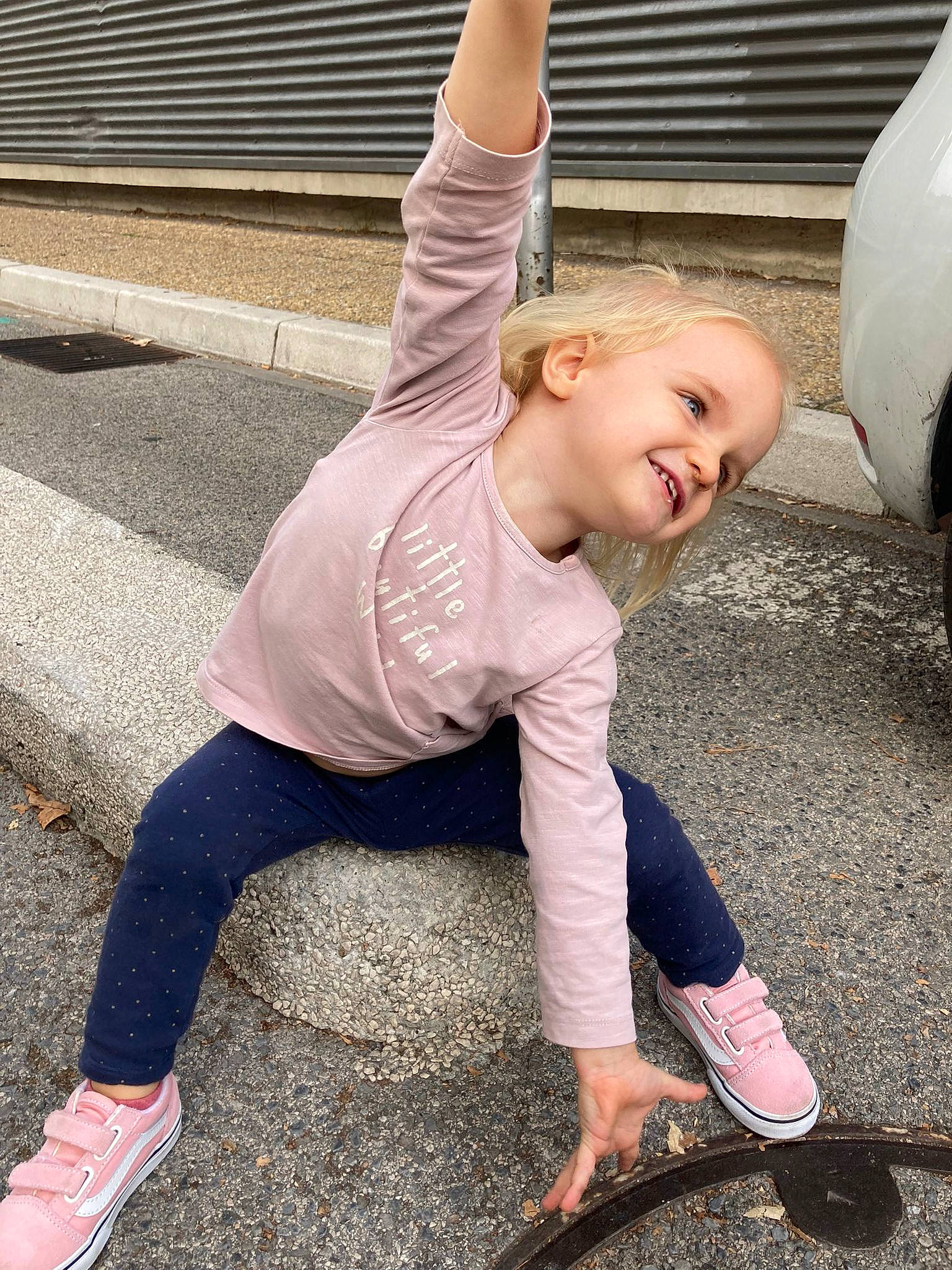 Maëllys participe au concours pour gagner de l'argent avec cette photo : asphalt, blond, denim, electric_blue, fun, grass, happy, human_leg, joint, joy, knee, leg, person, shoe, sleeve, smile, sneakers, sportswear, t_shirt, thigh