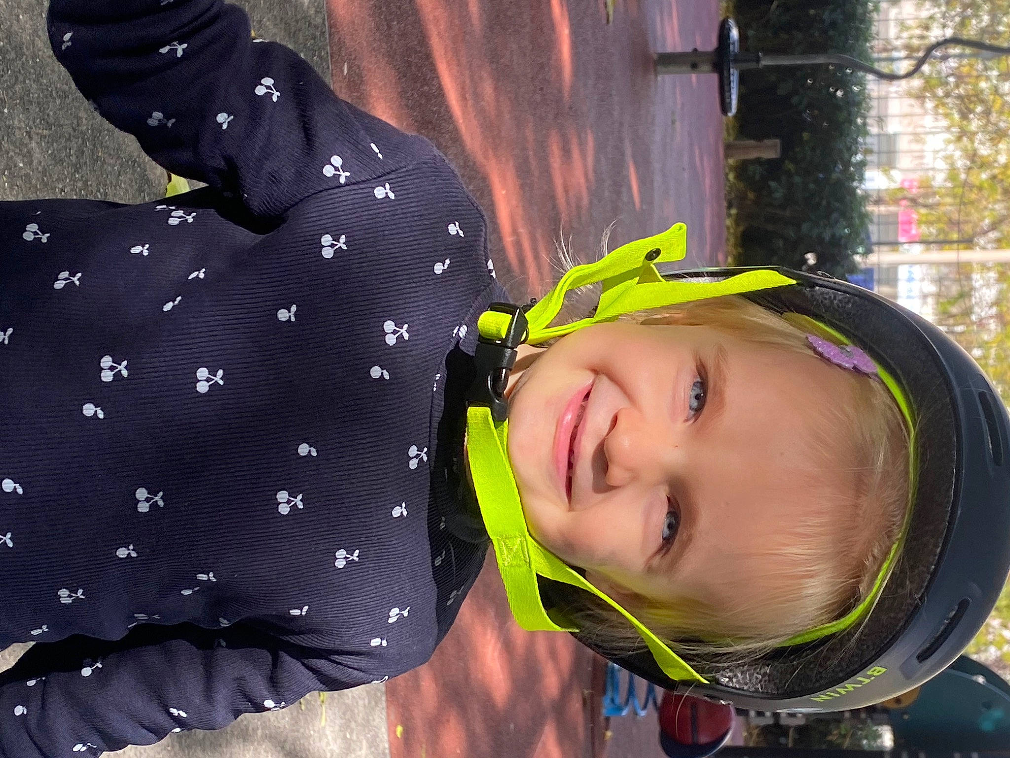 Maëllys participe au concours pour gagner de l'argent avec cette photo : baby_toddler_clothing, child, cool, electric_blue, face, fashion_accessory, fun, grass, happy, helmet, joy, leisure, magenta, pattern, person, personal_protective_equipment, photograph, sleeve, smile, snapshot