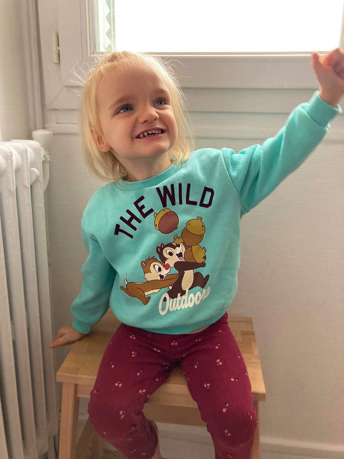 Maëllys a rejoint le concours — aidez-le/la à gagner de superbes lots ! active_pants, arm, baby_toddler_clothing, clothing, eye, gesture, happy, joint, joy, neck, outerwear, person, pink, shoulder, sleeve, smile, sportswear, standing, t_shirt, thumb