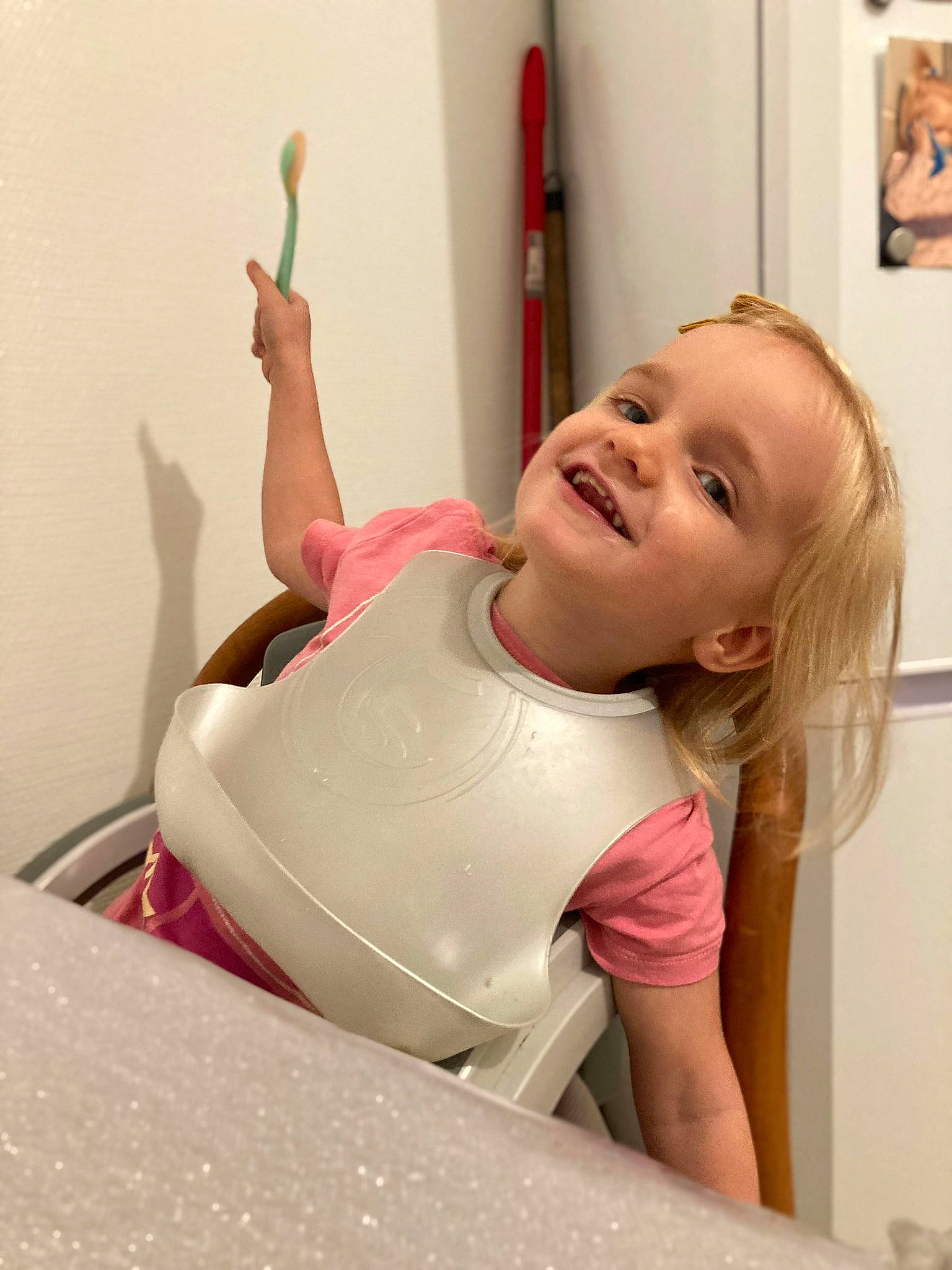 Maëllys participe au concours pour gagner de l'argent avec cette photo : baby_toddler_clothing, child, comfort, elbow, facial_expression, fun, gesture, hairstyle, happy, human_leg, joint, joy, leg, leisure, mouth, person, picture_frame, shoulder, skin, smile