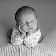 Léanne participe au concours pour gagner de l'argent avec cette photo : baby, newborn, sleeping, infant, portrait, black_and_white, monochrome, studio, closeup, peaceful, blanket, knitted_sweater, small_hands, hands_under_chin, eyelashes, soft_texture, cozy, delicate, head, face