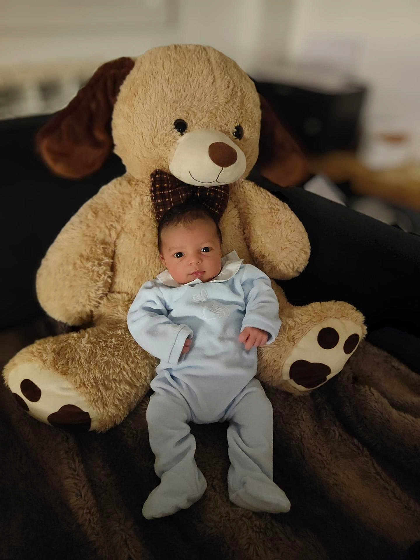Zayn participe au concours pour gagner de l'argent avec cette photo : adorable, baby, blanket, blue_onesie, child, comfort, cozy, cuddly, cute, indoors, infant, plush, portrait, sitting, sleepwear, smiling, soft_toy, teddy_bear, toy, young