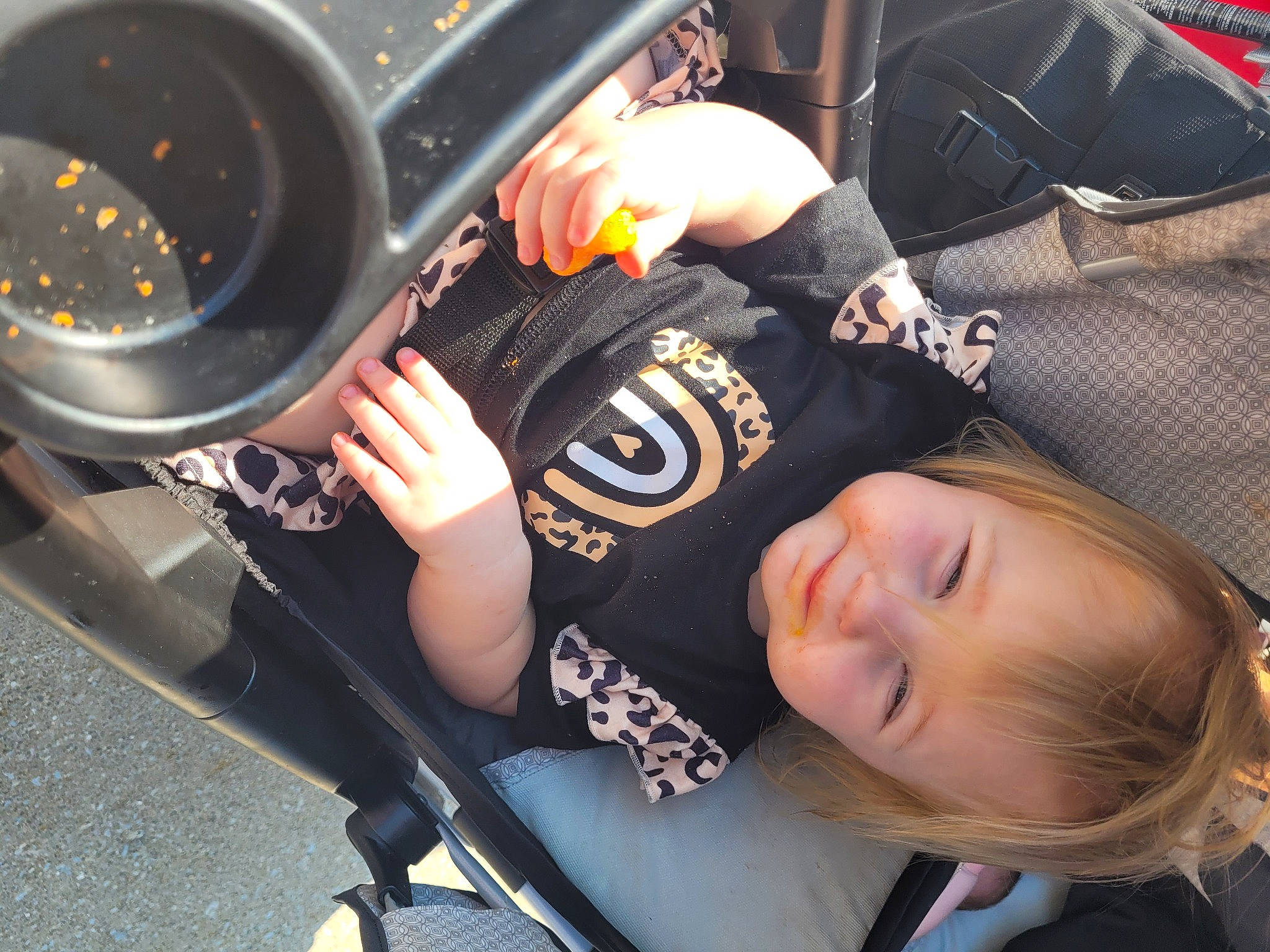 Kiara is registered to the contest to win money with this photo: audio_equipment, auto_part, automotive_design, automotive_exterior, automotive_lighting, automotive_tire, baby, bumper, flash_photography, gas, gesture, headlamp, luxury_vehicle, motor_vehicle, person, rim, smile, steering_wheel, toddler, vehicle