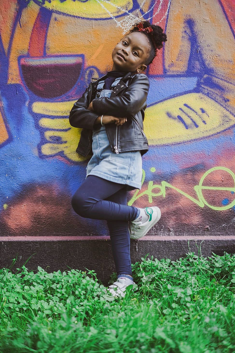 Rachel participe au concours pour gagner de l'argent avec cette photo : advertising, art, cool, electric_blue, flash_photography, fun, graffiti, grass, green, happy, illustration, leisure, mural, person, plant, recreation, shoe, sitting, street_art, visual_arts