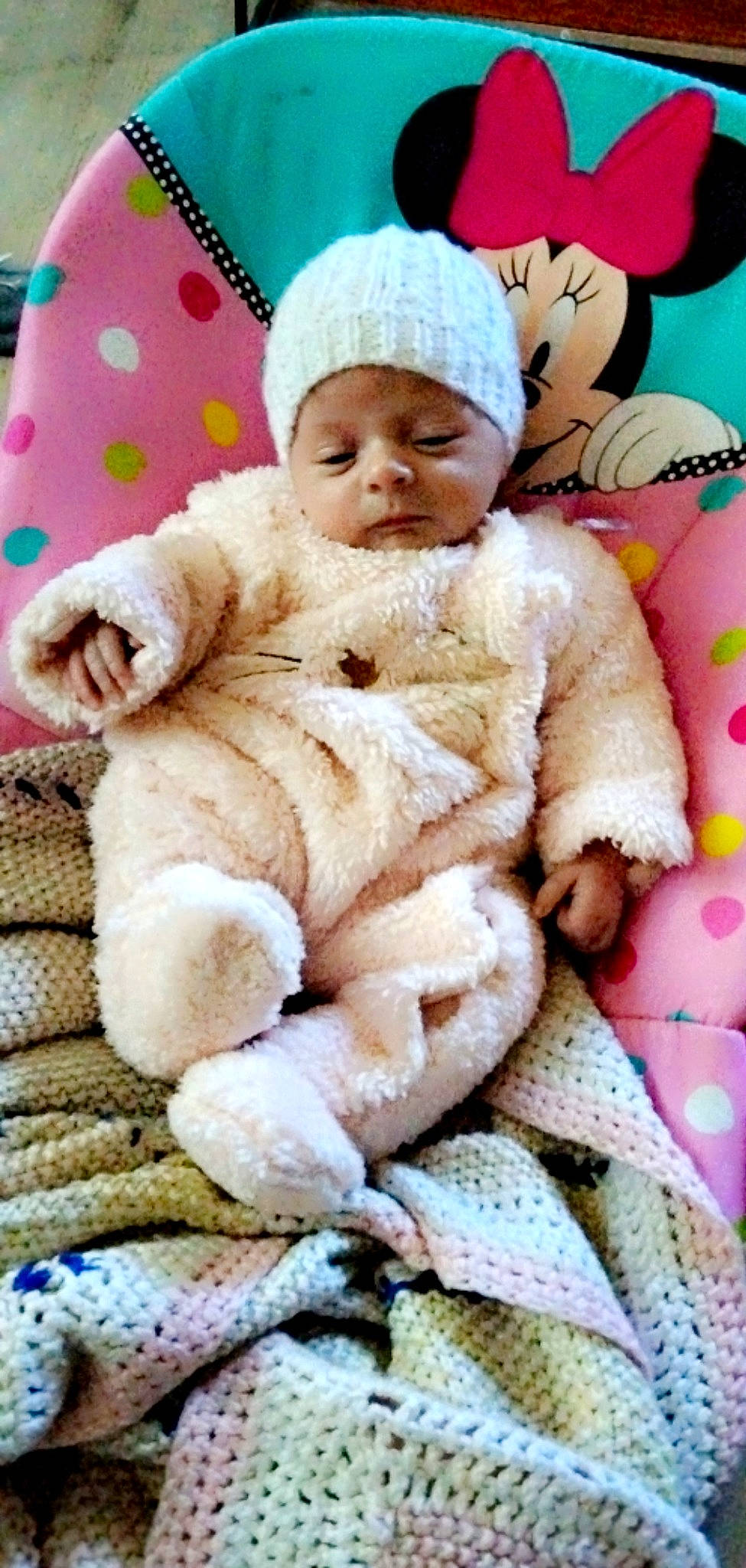 Jenna a rejoint le concours — aidez-le/la à gagner de superbes lots ! baby, baby_sleeping, baby_toddler_clothing, cap, cheek, child, comfort, eye, happy, headwear, knit_cap, linens, pattern, person, pink, skin, smile, textile, toddler, white