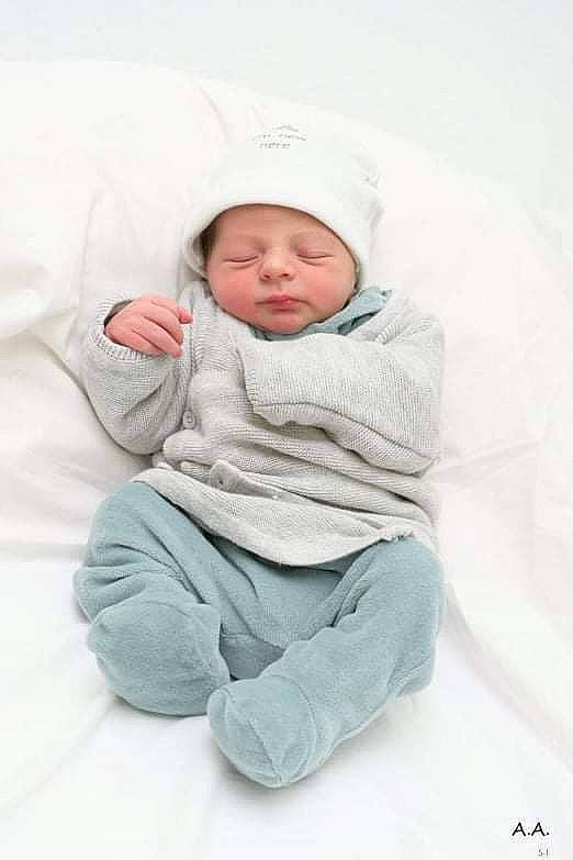 Jenna a rejoint le concours — aidez-le/la à gagner de superbes lots ! arm, baby, baby_products, baby_sleeping, baby_toddler_clothing, beanie, bedding, bedtime, cap, child, comfort, eye, face, foot, headwear, leg, linens, person, sitting, sleeve