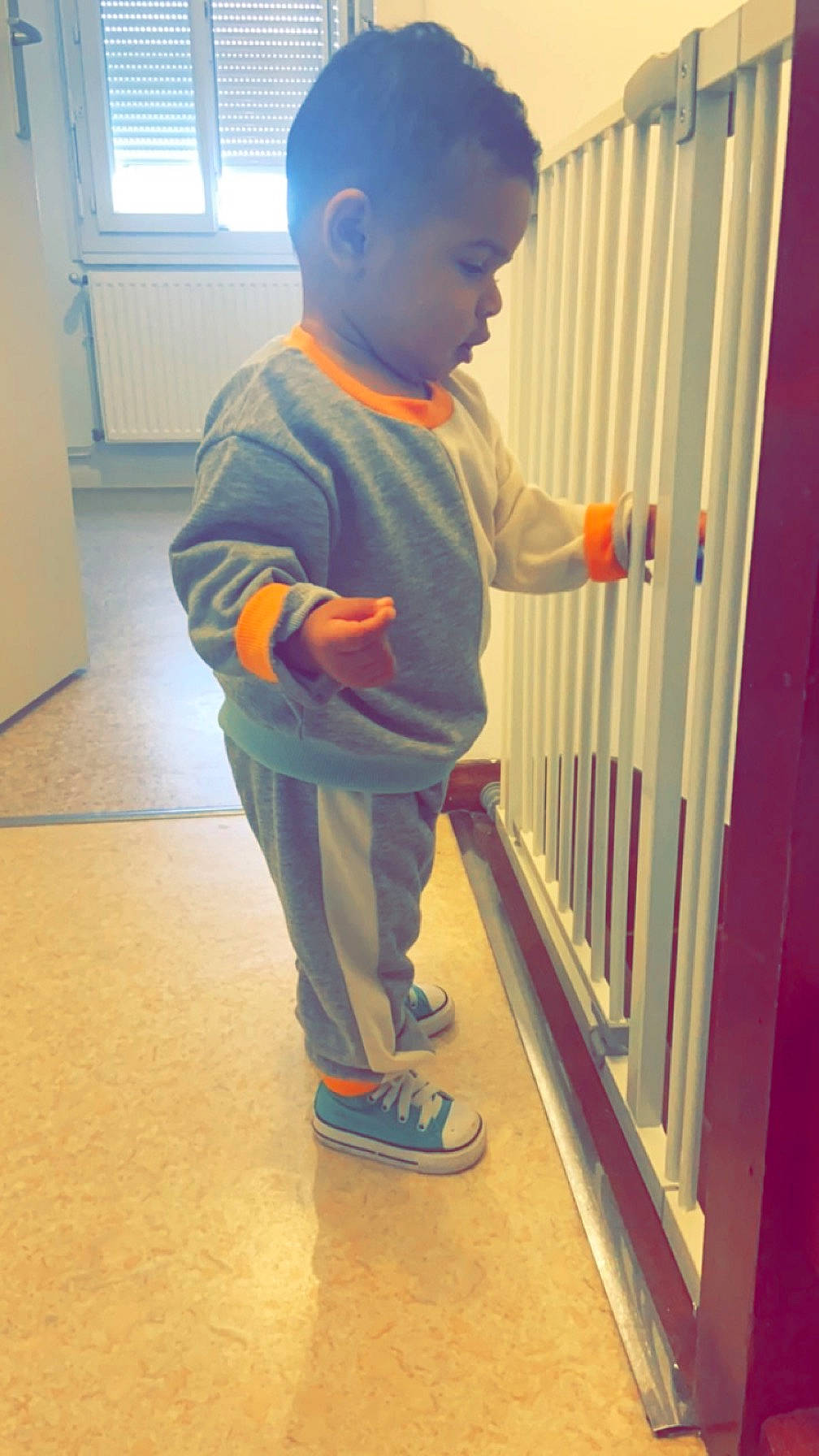 Joanna a rejoint le concours — aidez-le/la à gagner de superbes lots ! baby_toddler_clothing, child, cleanliness, door, electric_blue, floor, flooring, hardwood, human_leg, knee, pattern, person, play, room, sleeve, sportswear, standing, sweatpant, t_shirt, toddler