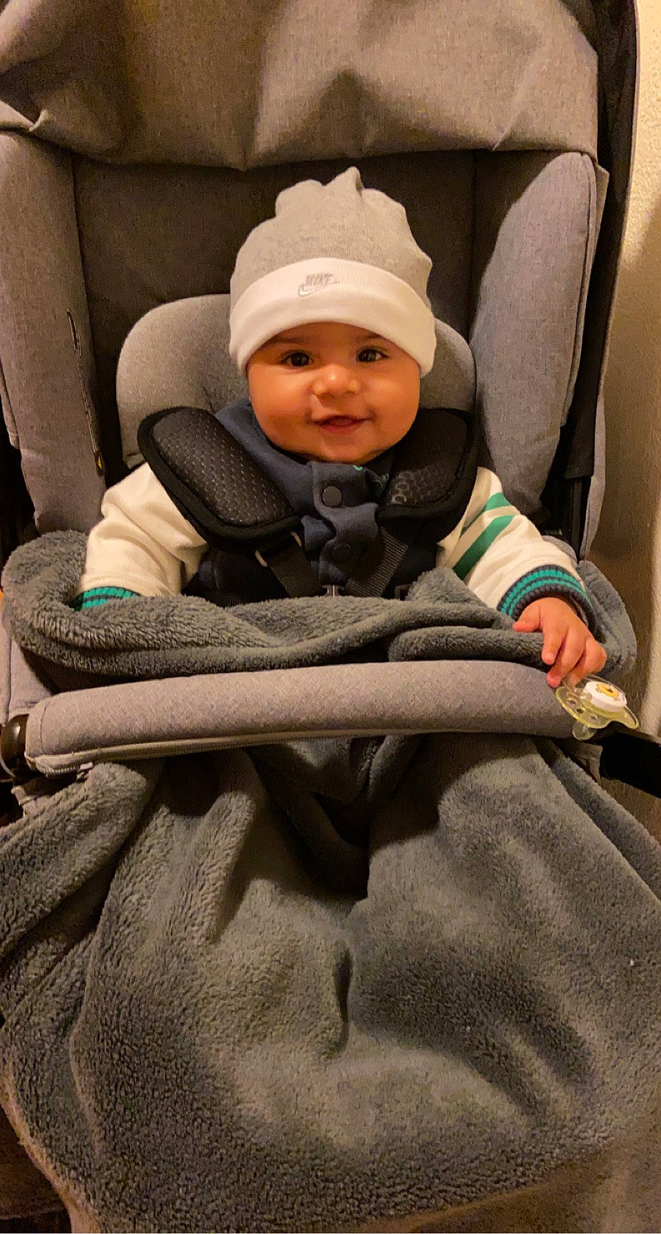 Soan participe au concours pour gagner de l'argent avec cette photo : baby, baby_products, baby_safety, baby_toddler_clothing, beanie, cap, car_seat, chair, cheek, child, comfort, eye, face, headwear, joy, linens, person, plant, sitting, smile