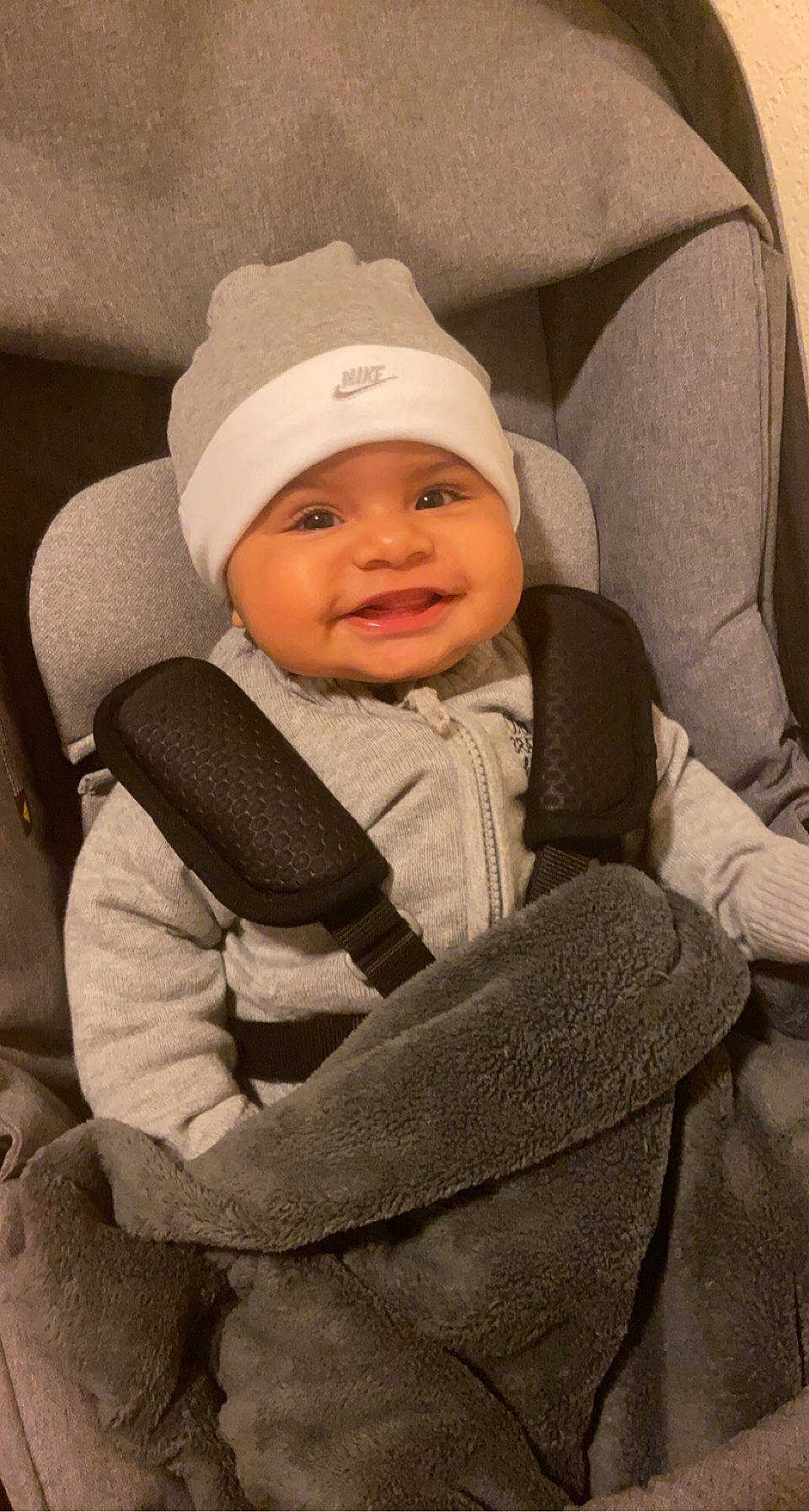 Soan participe au concours pour gagner de l'argent avec cette photo : baby, baby_carriage, baby_products, baby_toddler_clothing, beanie, cap, car_seat, cheek, child, comfort, happy, headwear, knit_cap, outerwear, person, sitting, sleeve, smile, thumb, toddler