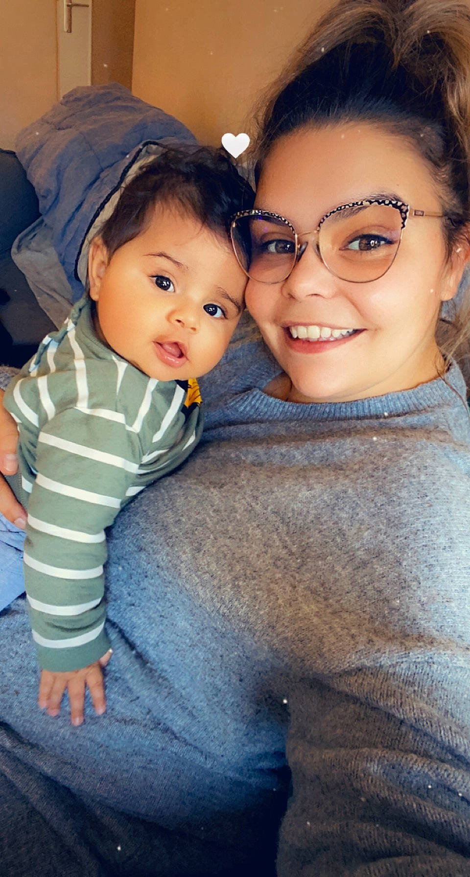 Soan participe au concours pour gagner de l'argent avec cette photo : baby_toddler_clothing, cheek, child, cool, eye, eyewear, flash_photography, fun, gesture, happy, iris, joy, lip, nose, people, person, photograph, skin, sleeve, smile