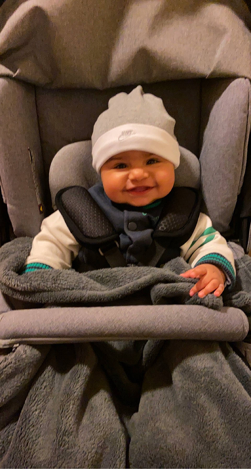 Soan participe au concours pour gagner de l'argent avec cette photo : auto_part, baby, baby_carriage, baby_products, baby_safety, baby_toddler_clothing, beanie, cap, car_seat, cheek, child, comfort, eye, happy, headgear, headwear, human_body, joy, person, sitting