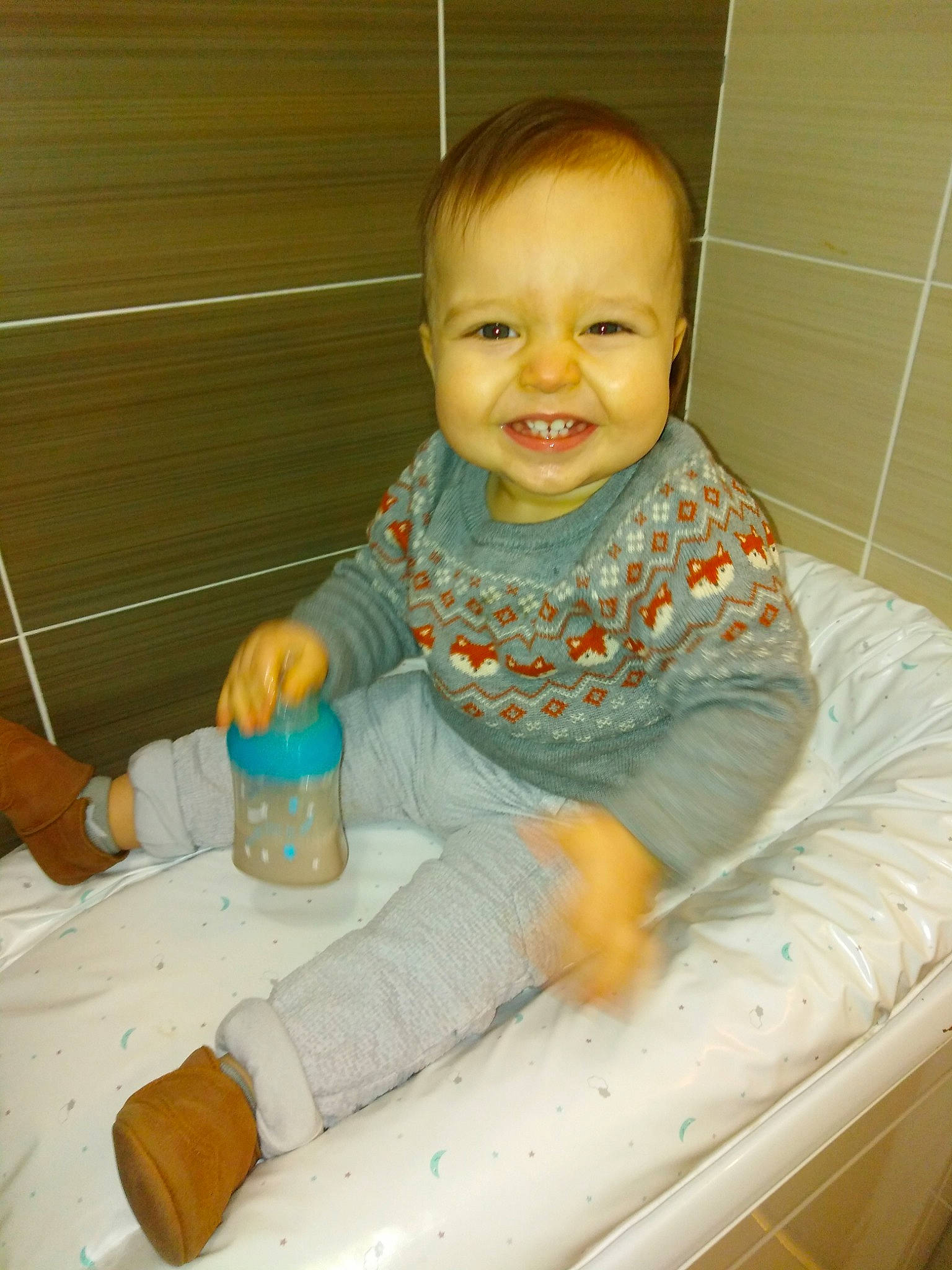 Lyvio participe au concours pour gagner de l'argent avec cette photo : arm, baby, baby_products, baby_toddler_clothing, child, comfort, flooring, fun, glove, hand, person, plastic_bottle, play, product, room, service, sitting, skin, smile, thumb